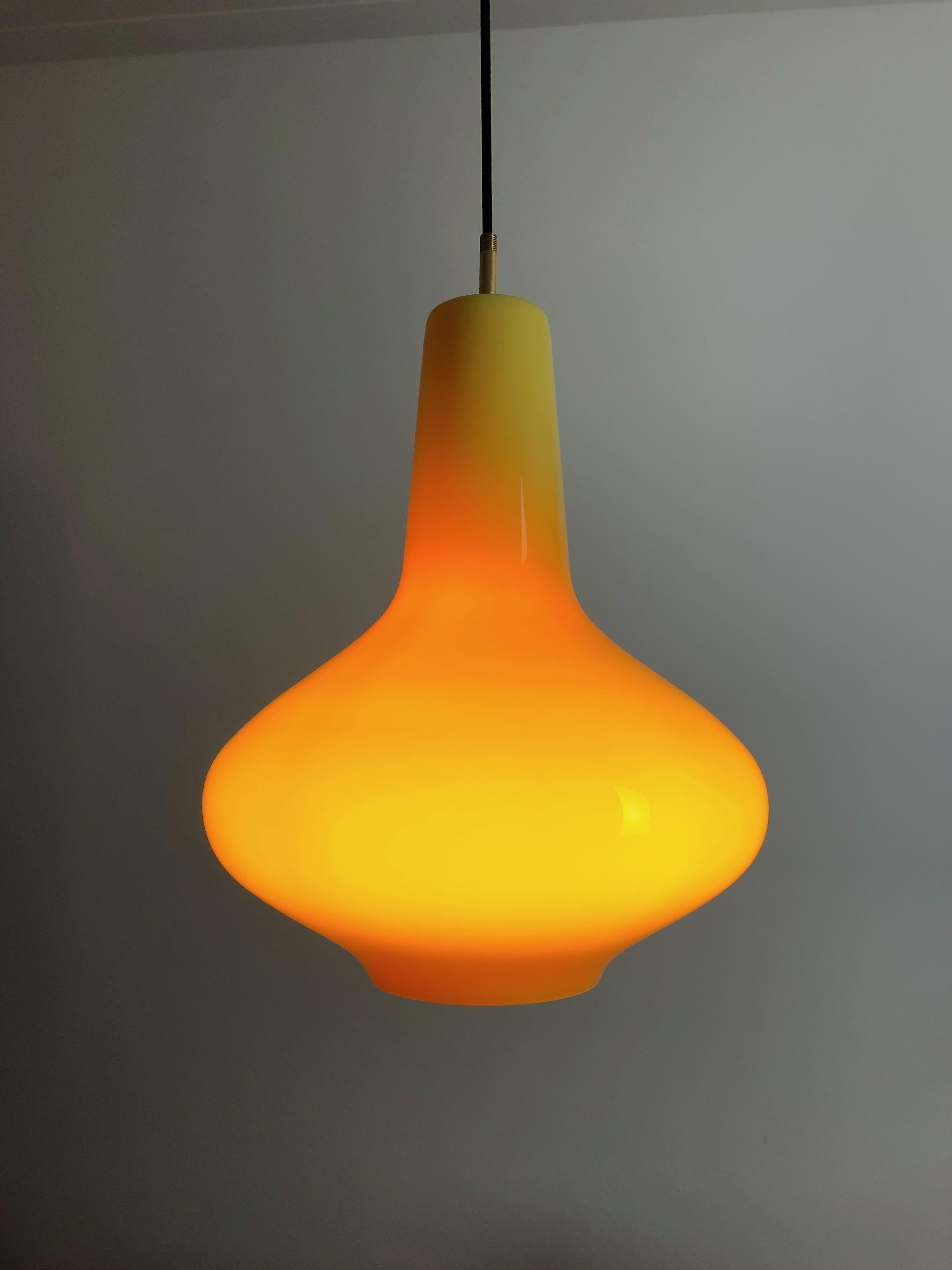 Stunning hand-blown glass pendant lamp model No. 011.13. This lamp is designed by Massimo Vignelli at the start of his career in design.
The pendant lamp is made by Murano glass specialist Venini in the 1950’s. One of the most special lamps that