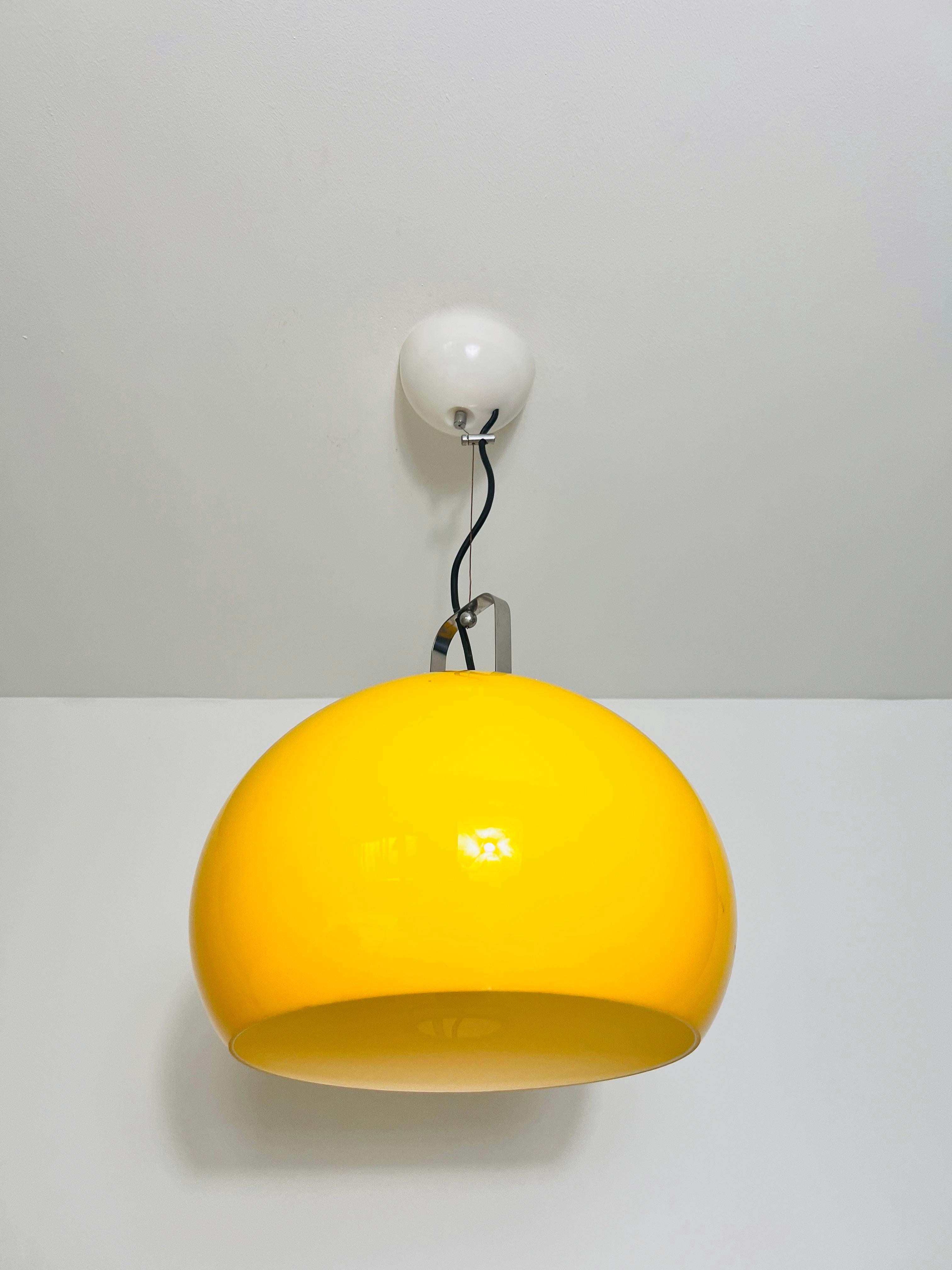 Rehaussez votre intérieur avec ce plafonnier distingué d'iGuzzini, une marque de fabrique du design italien des années 1970. Caractérisée par sa forme demi-ronde élégante et son couvercle de lampe d'un blanc immaculé, cette pièce incarne