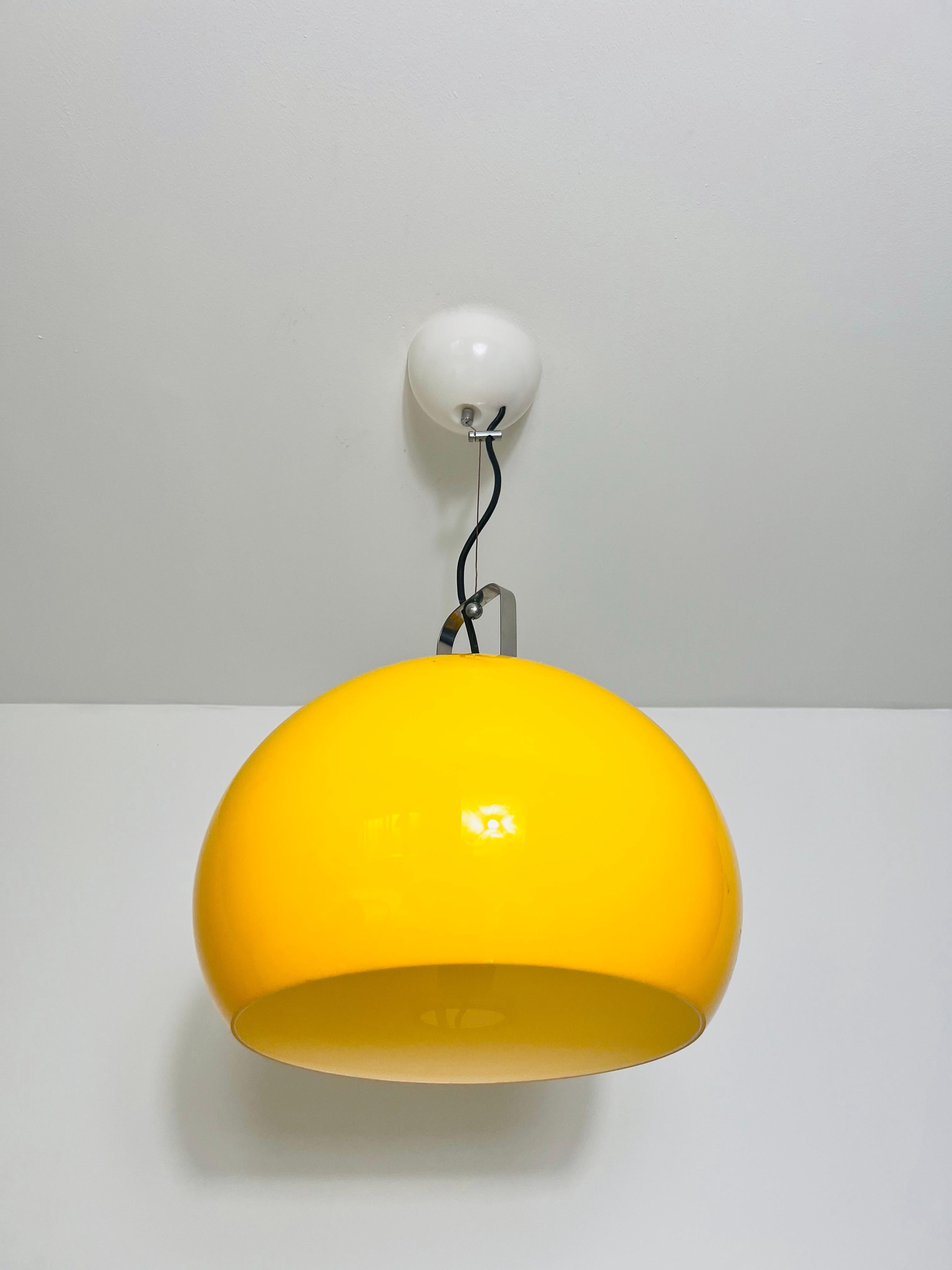Mid-Century Modern Lampe suspendue jaune iGuzzini, Italie, années 1970 en vente