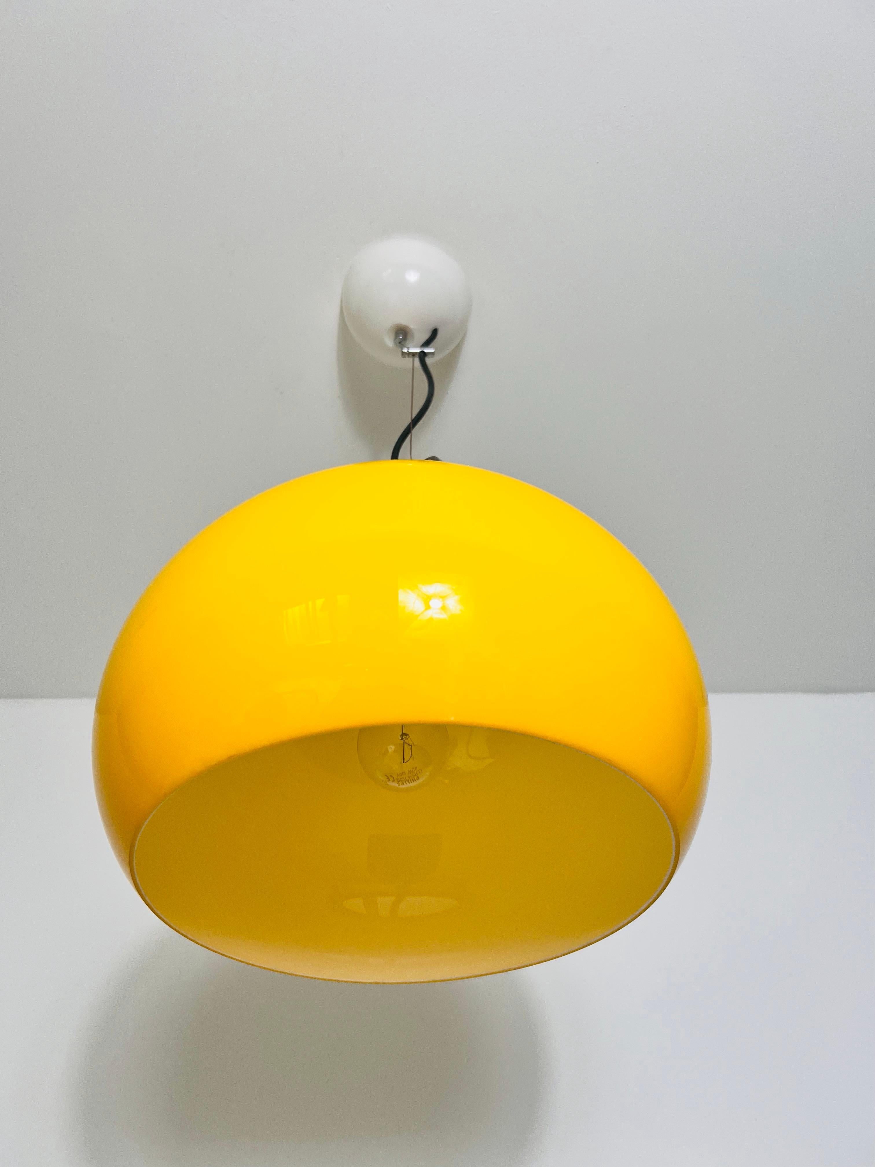 Lampe suspendue jaune iGuzzini, Italie, années 1970 Bon état - En vente à Hagenbach, DE