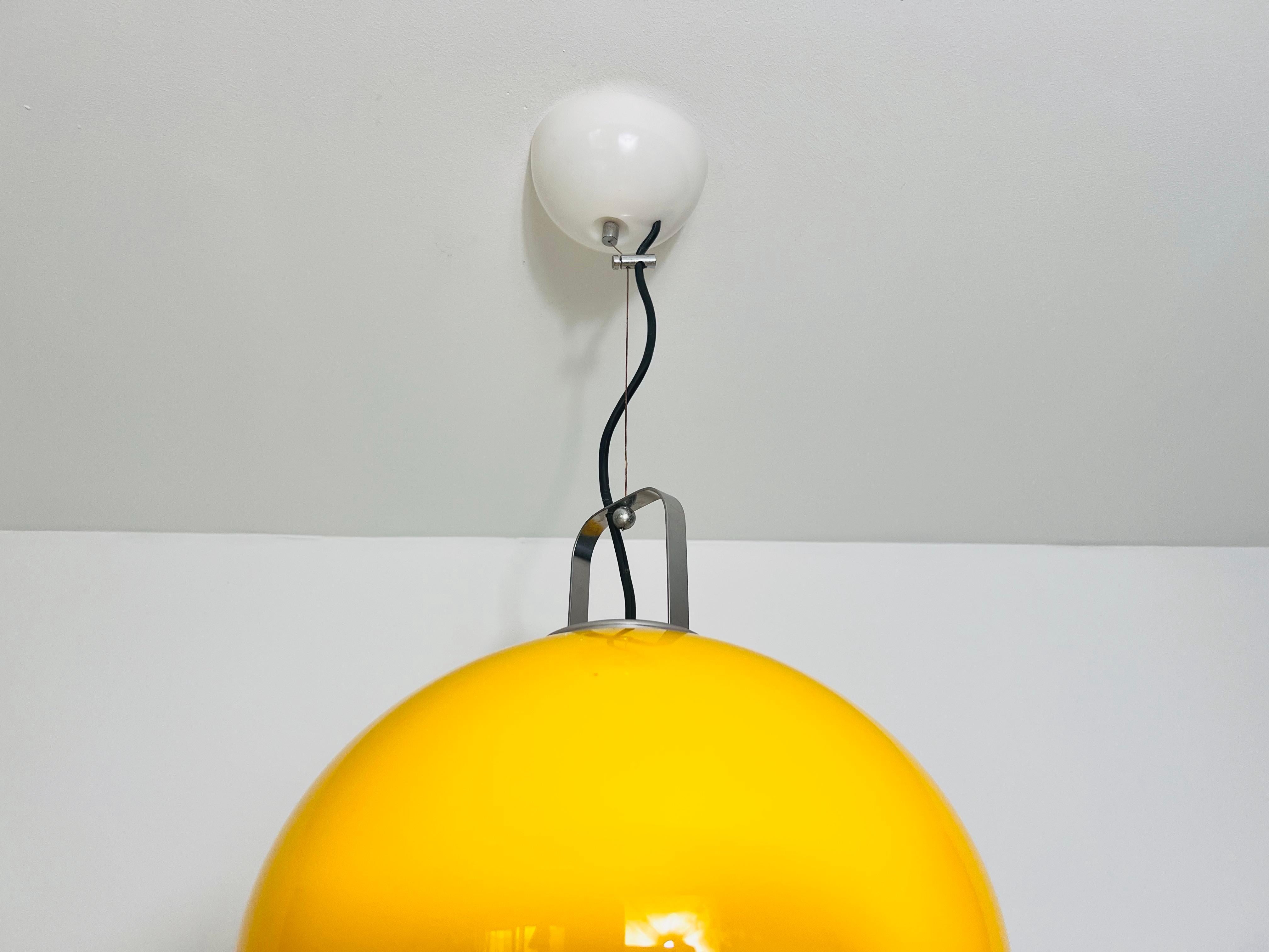 Plastique Lampe suspendue jaune iGuzzini, Italie, années 1970 en vente