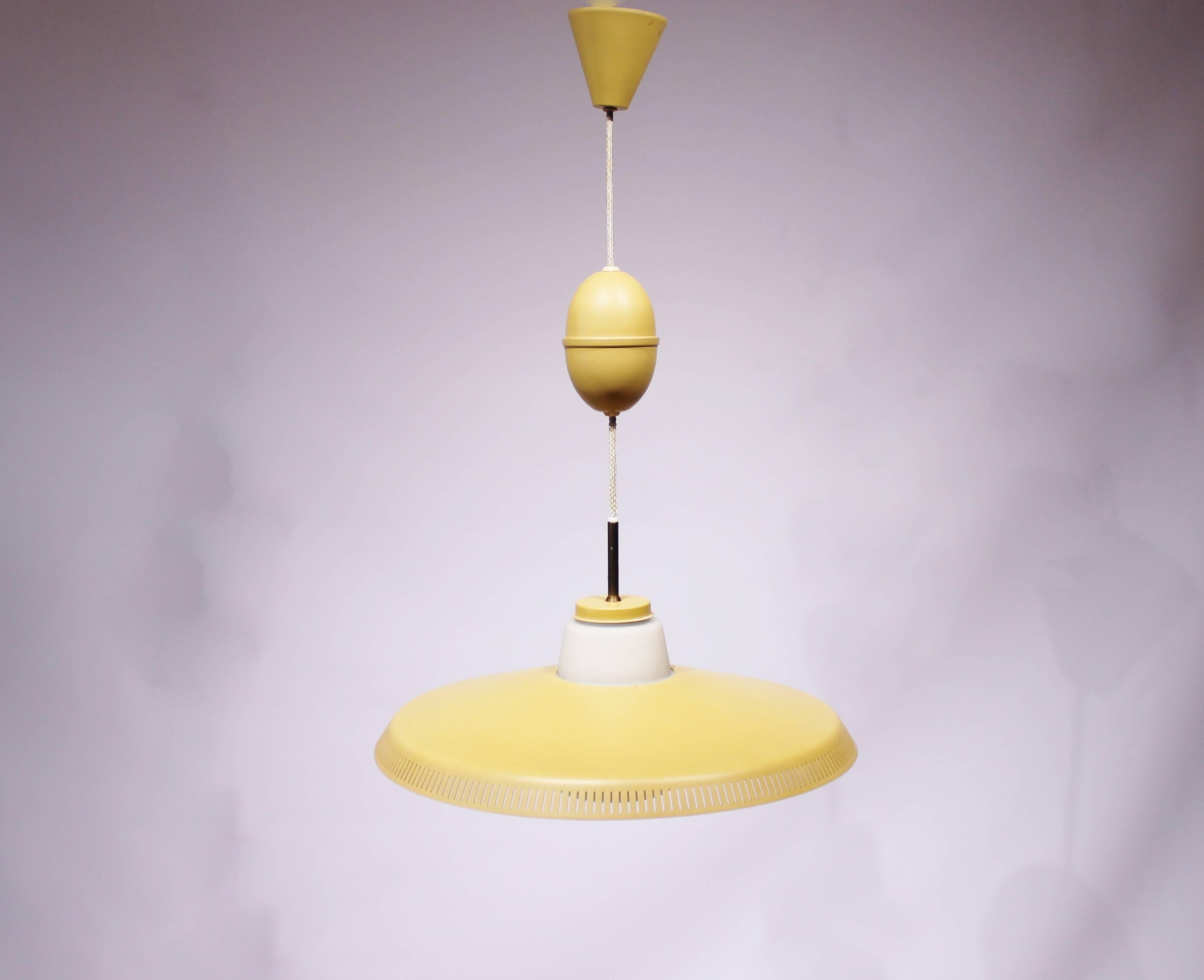 Gelbe Pendelleuchte, Modell P415, entworfen von Bent Karlby und hergestellt von Lyfa in den 1960er Jahren. Die Lampe ist in einem tollen Vintage-Zustand aus den 1960er Jahren.
