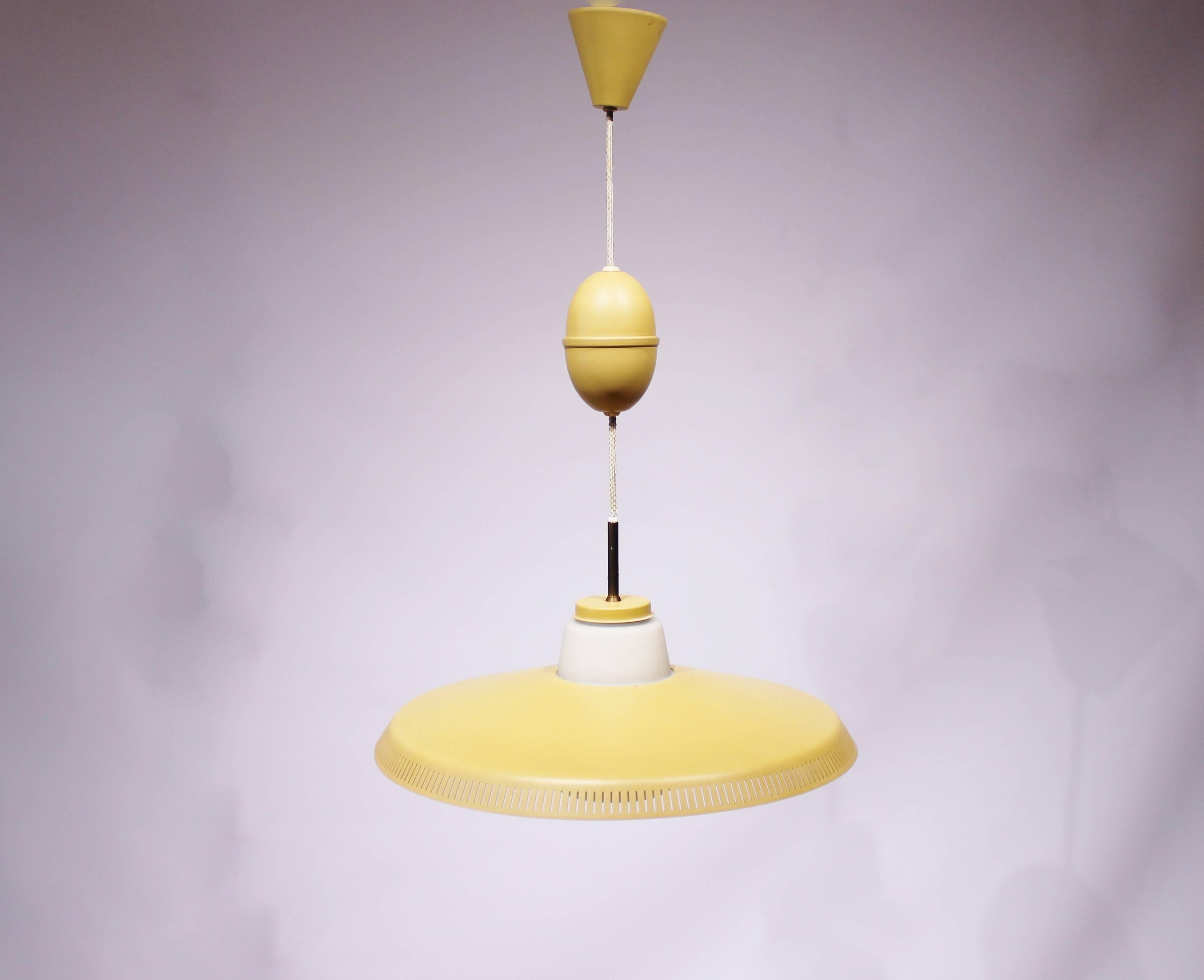 La lampe suspendue jaune, modèle P415, conçue par Bent Karlby et fabriquée par Lyfa dans les années 1960, est un excellent exemple du design d'éclairage du milieu du siècle qui continue de captiver par ses couleurs vibrantes et sa forme