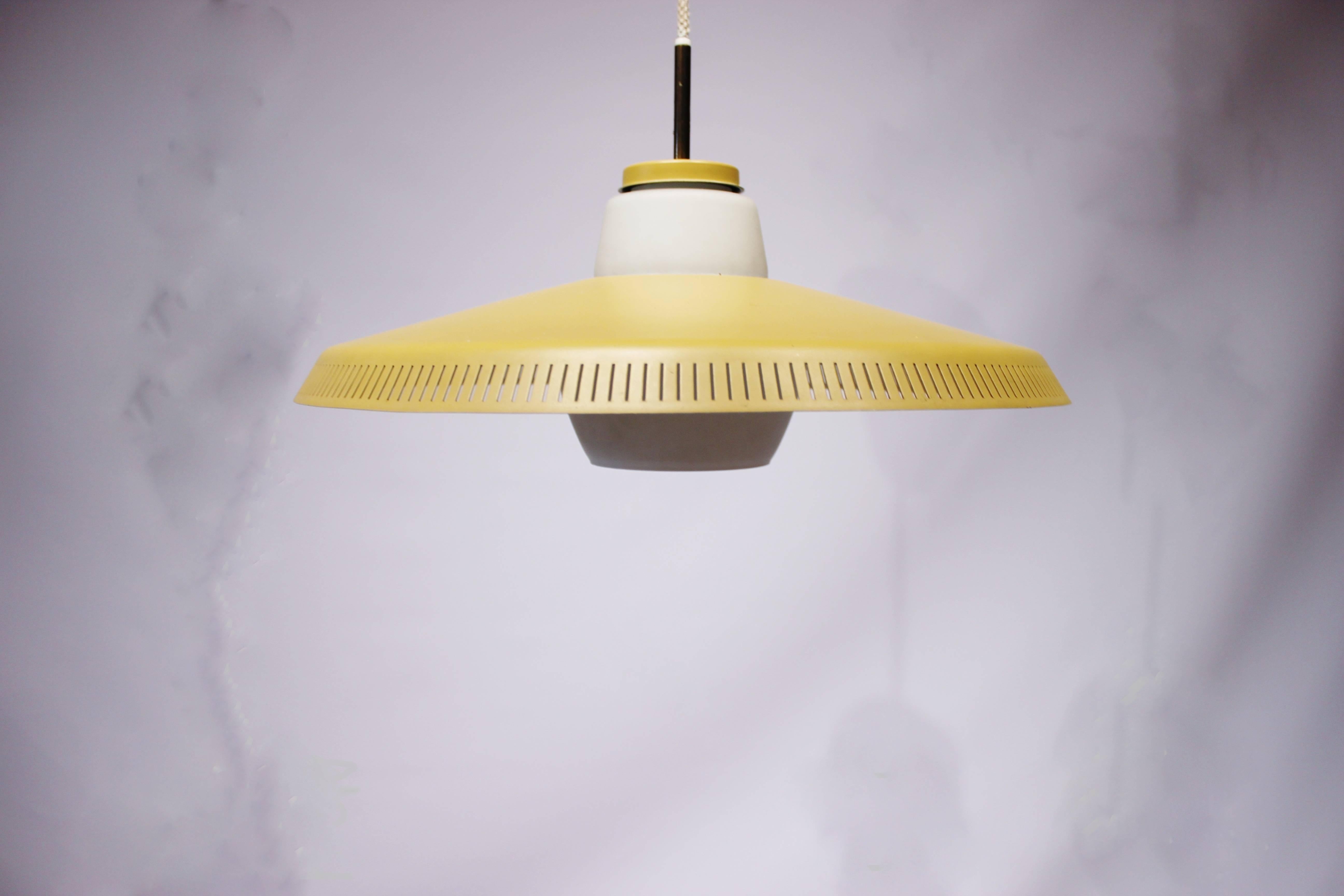 Mid-Century Modern Pendentif modèle P415 peint en jaune par Bent Karlby pour Lyfa des années 1960 en vente
