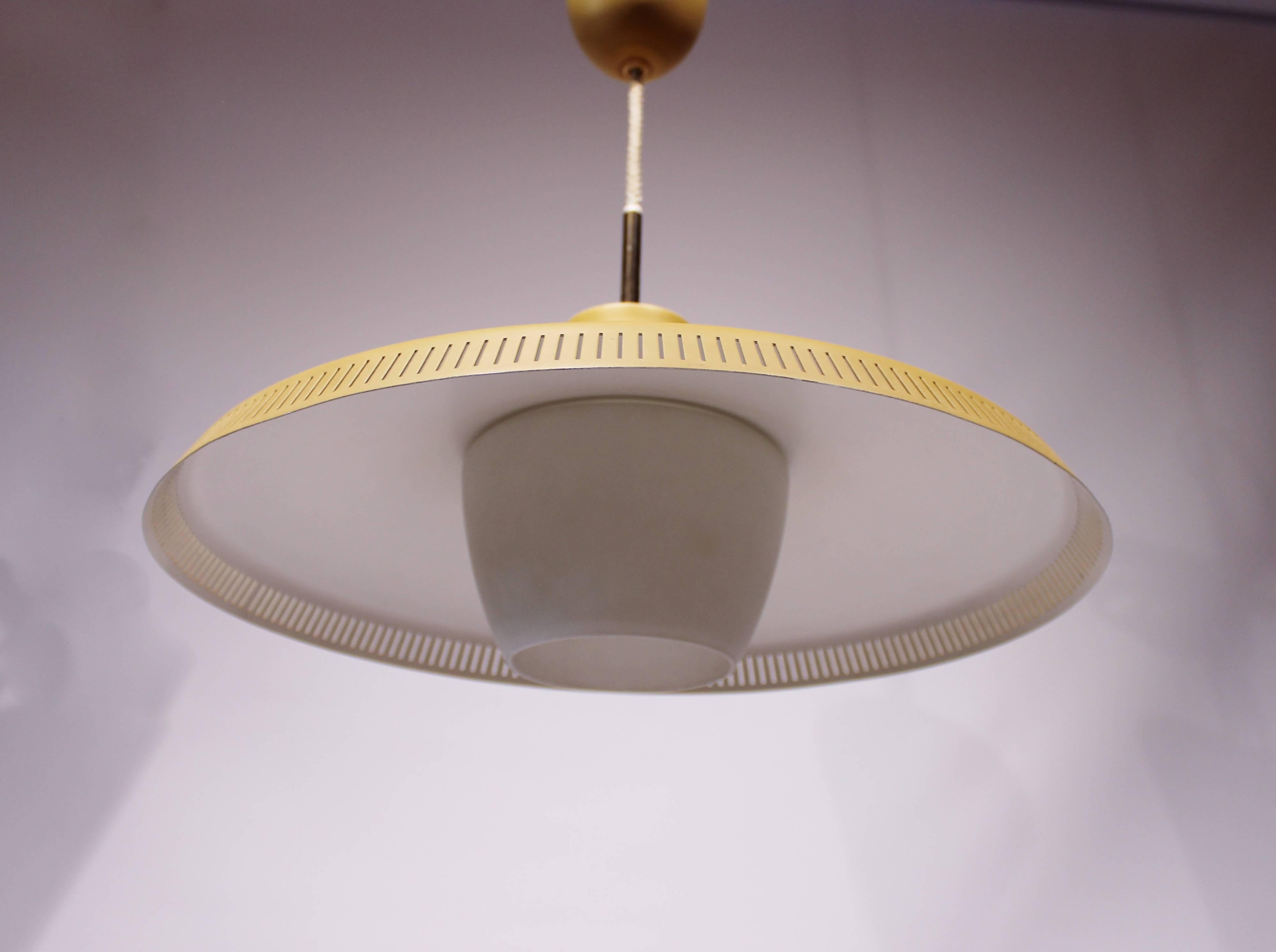 Pendentif modèle P415 peint en jaune par Bent Karlby pour Lyfa des années 1960 Bon état - En vente à Lejre, DK