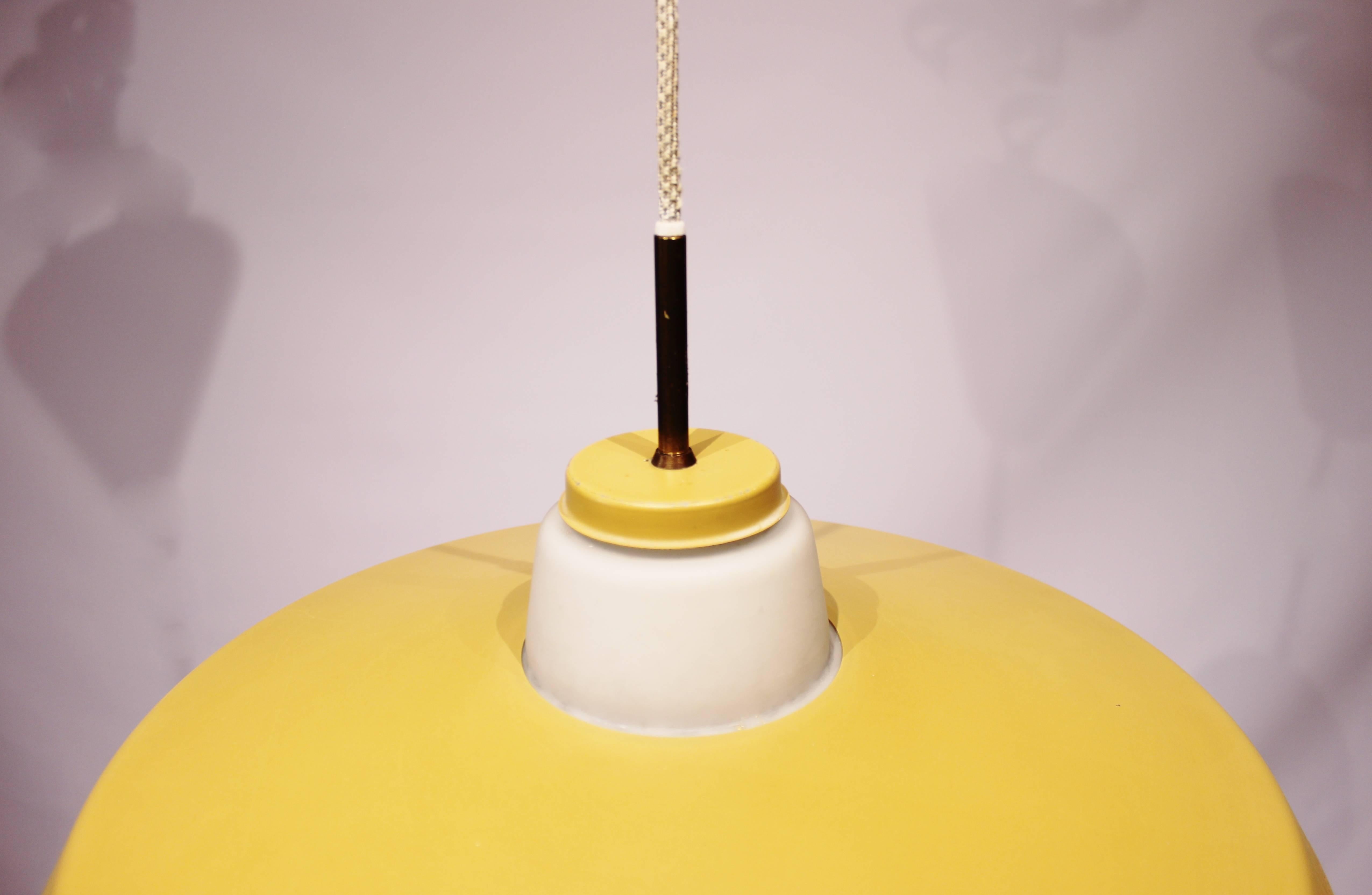 Milieu du XXe siècle Pendentif modèle P415 peint en jaune par Bent Karlby pour Lyfa des années 1960 en vente