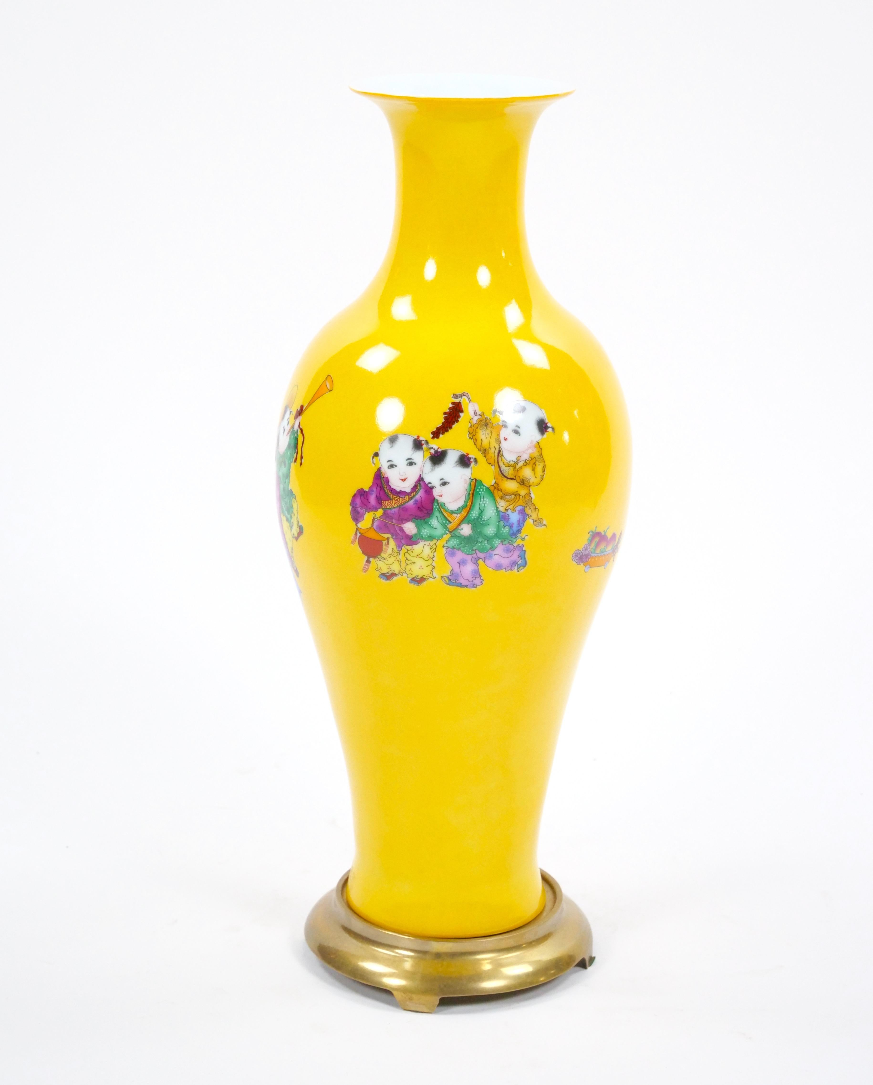 Jarrón de cristal amarillo Perkins / Escena de Chinoiserie pintada a mano y base de latón dorado en venta 4
