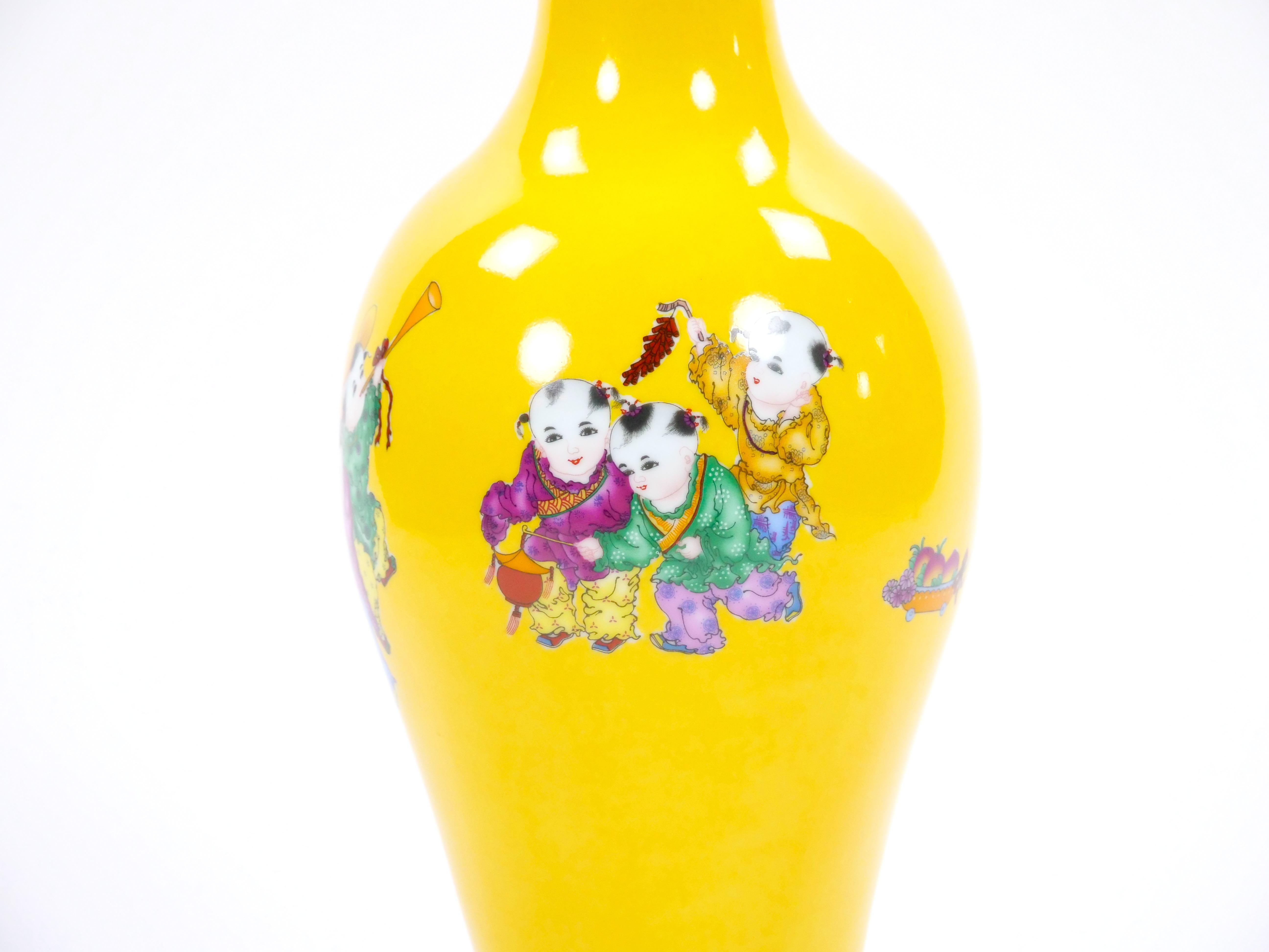 Jarrón de cristal amarillo Perkins / Escena de Chinoiserie pintada a mano y base de latón dorado en venta 5