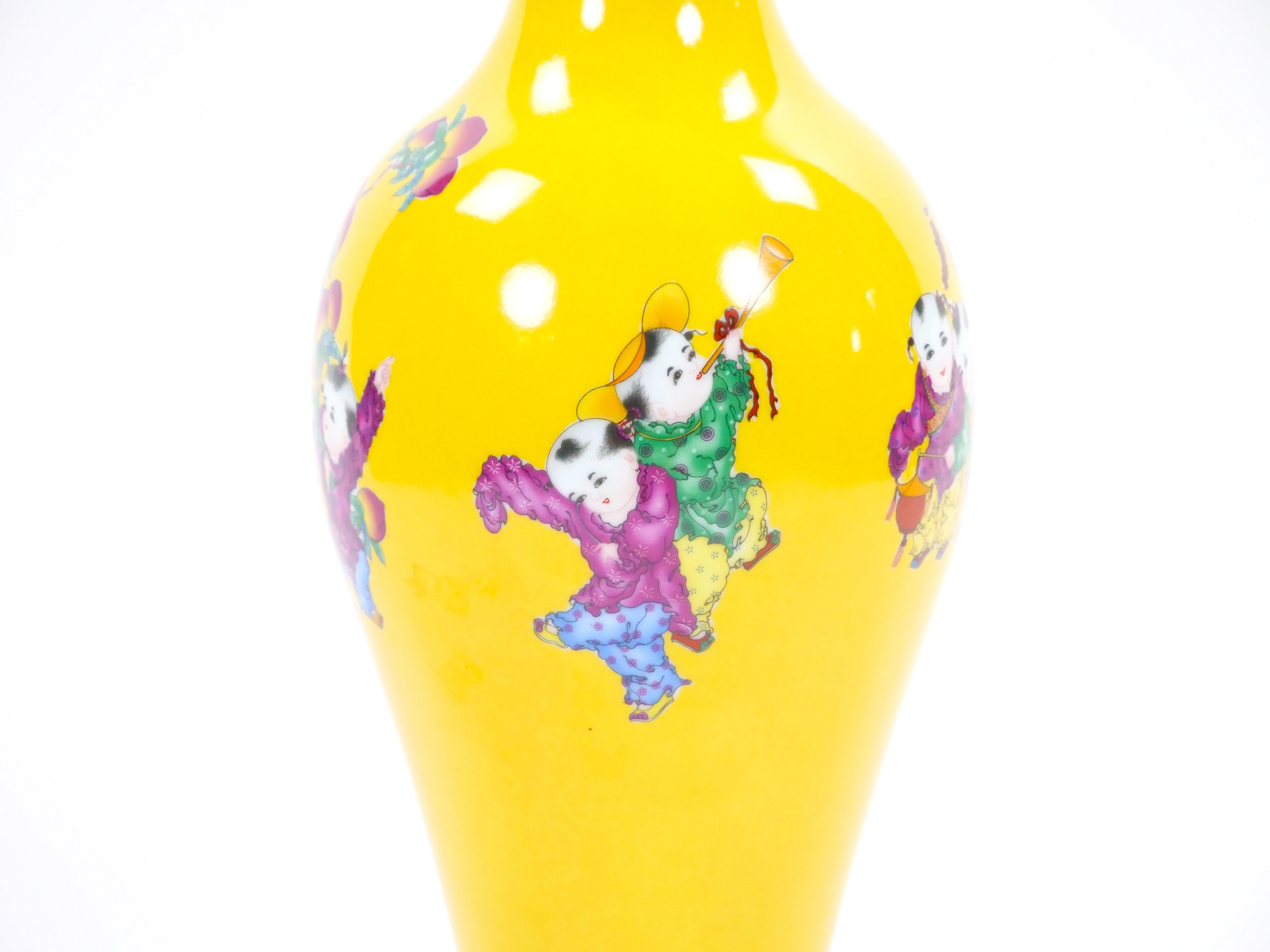Jarrón de cristal amarillo Perkins / Escena de Chinoiserie pintada a mano y base de latón dorado en venta 6