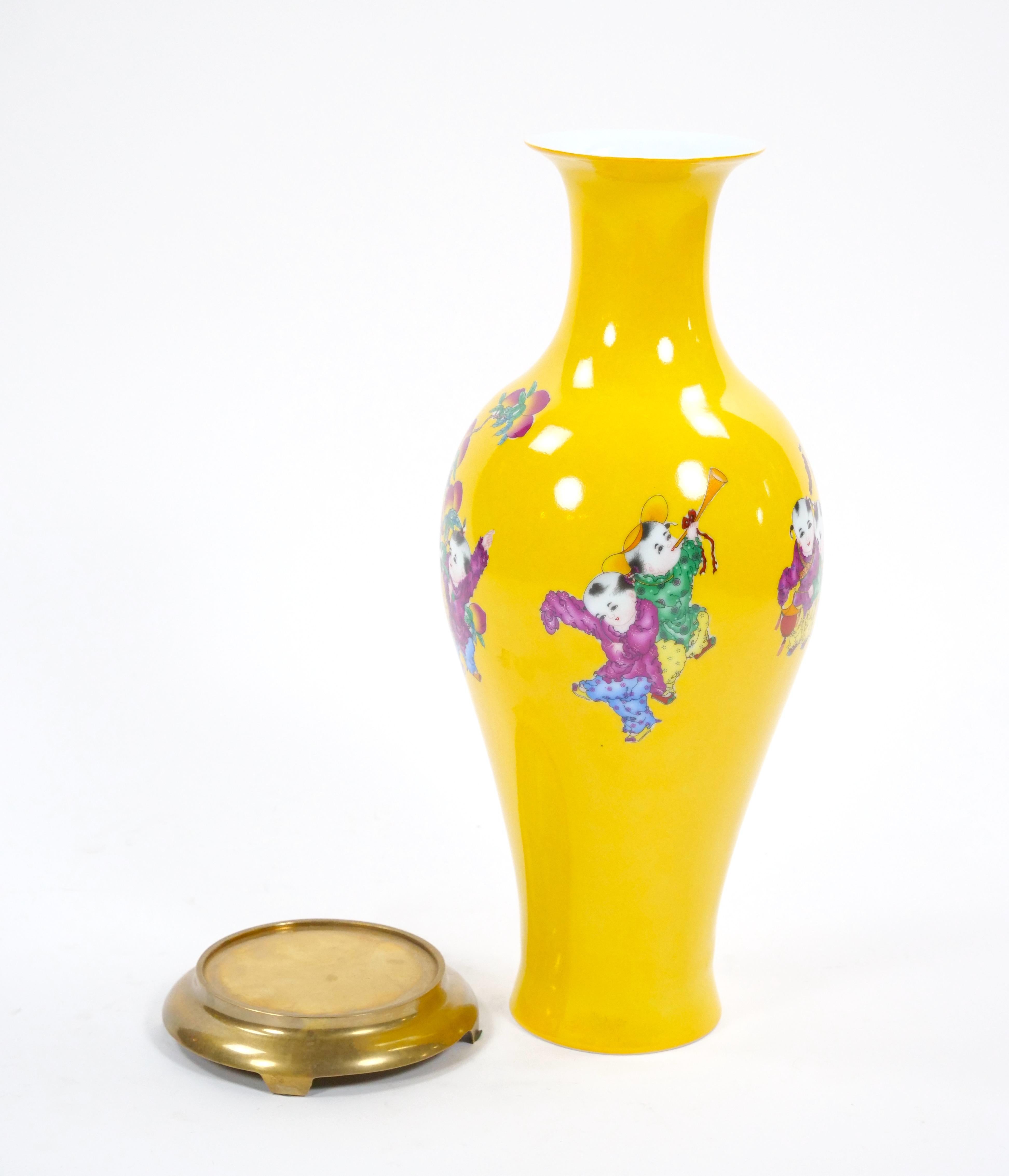 Jarrón de cristal amarillo Perkins / Escena de Chinoiserie pintada a mano y base de latón dorado en venta 7