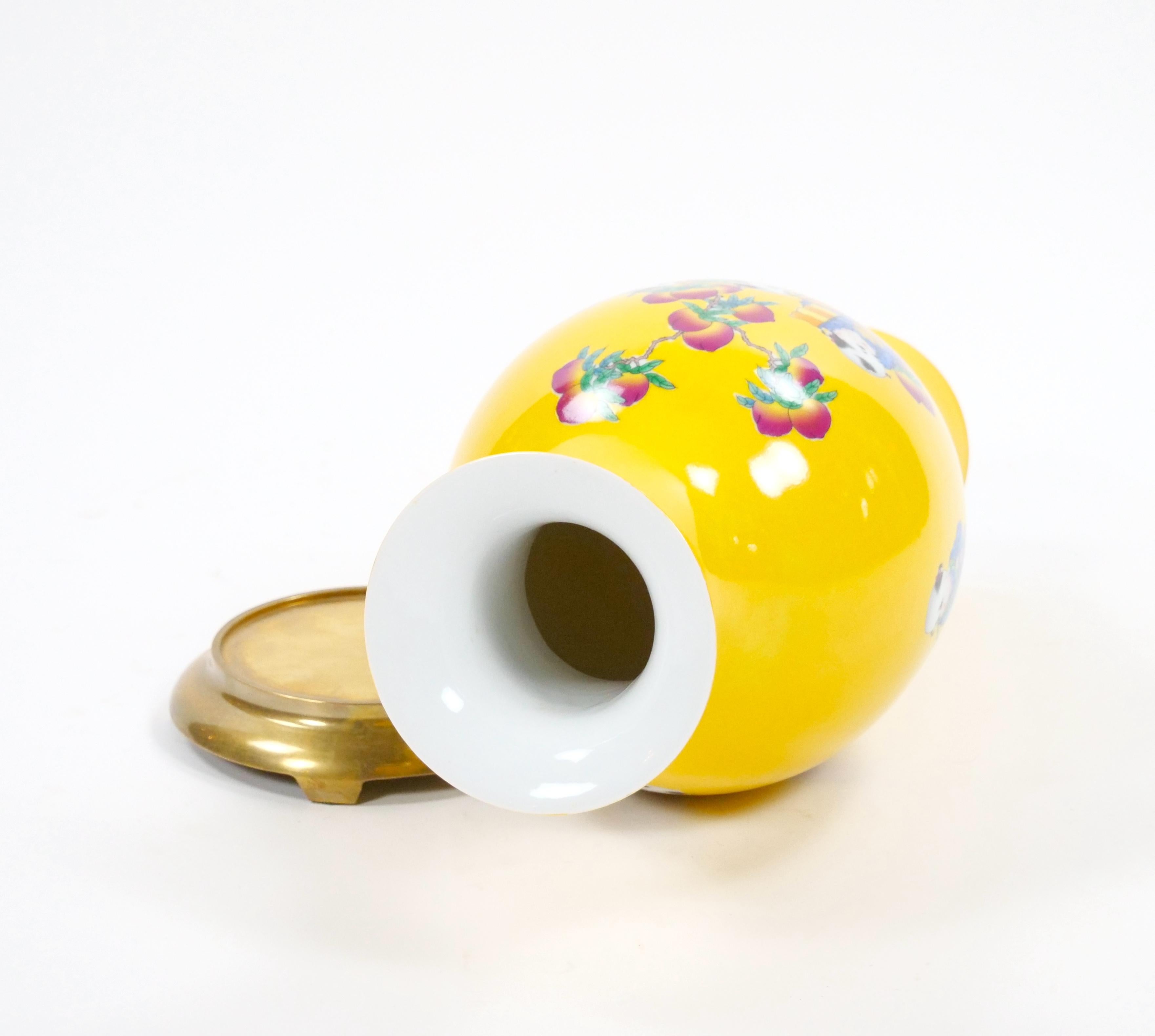 Jarrón de cristal amarillo Perkins / Escena de Chinoiserie pintada a mano y base de latón dorado en venta 8