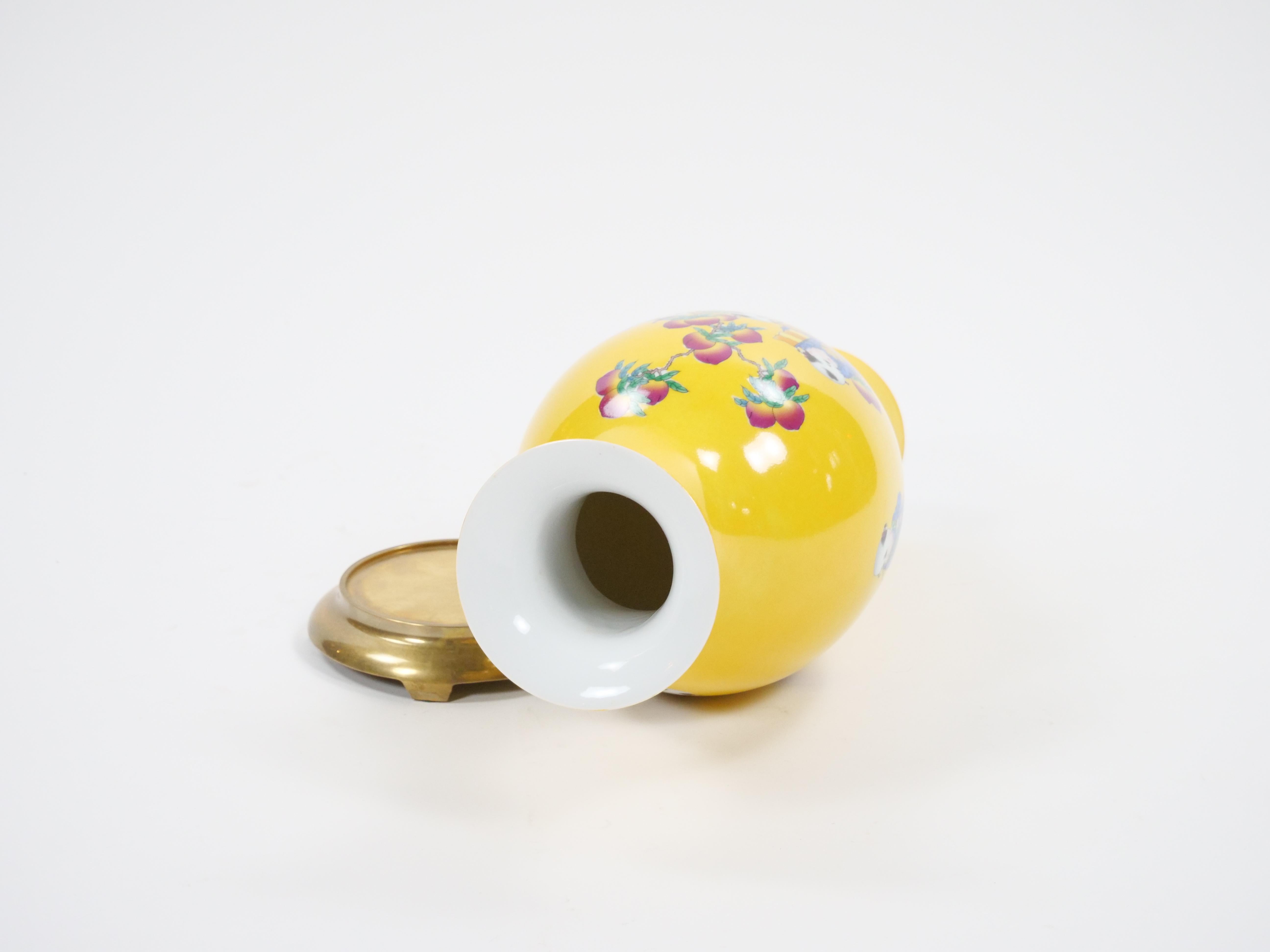 Jarrón de cristal amarillo Perkins / Escena de Chinoiserie pintada a mano y base de latón dorado en venta 9