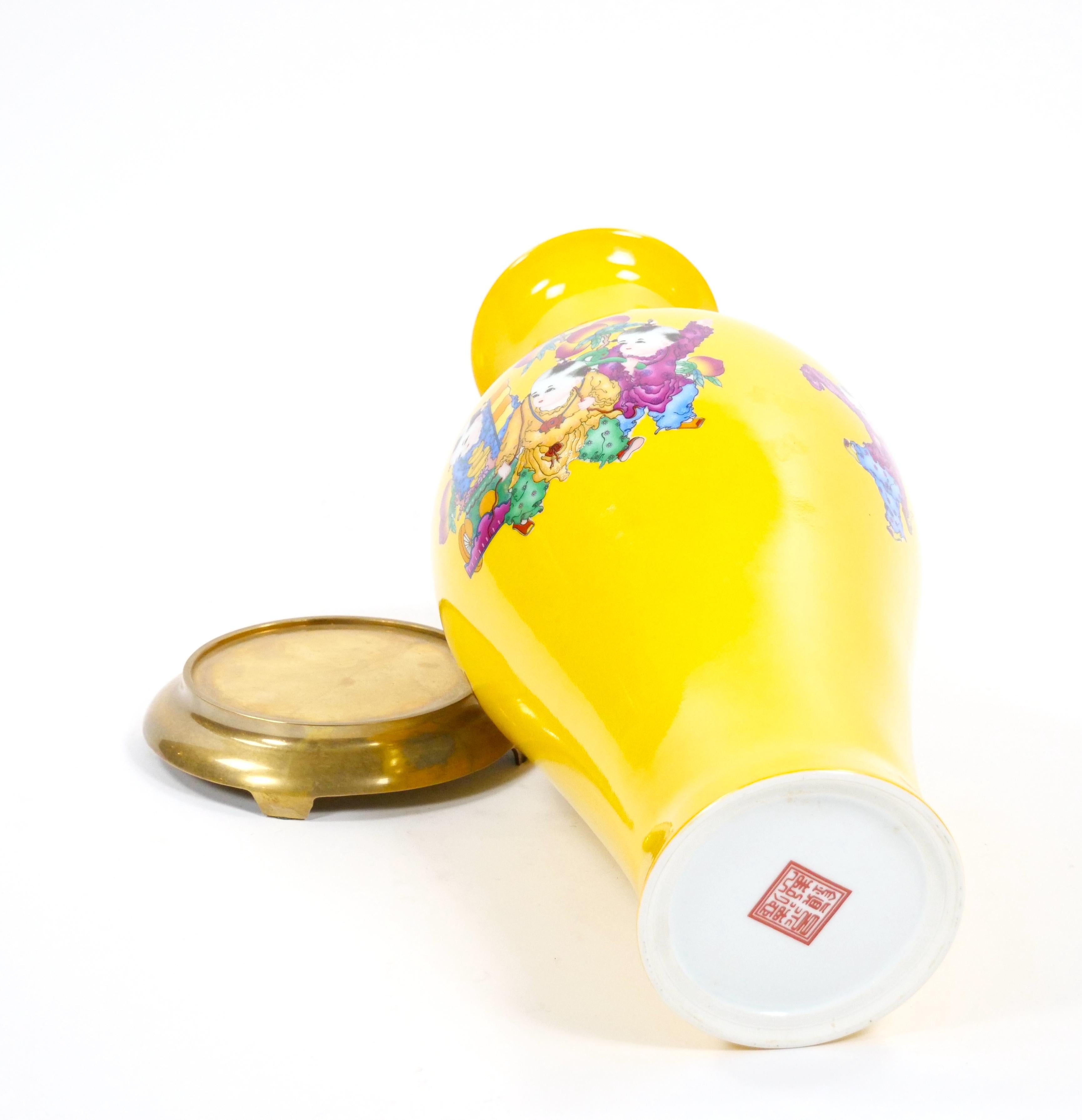 Jarrón de cristal amarillo Perkins / Escena de Chinoiserie pintada a mano y base de latón dorado en venta 10