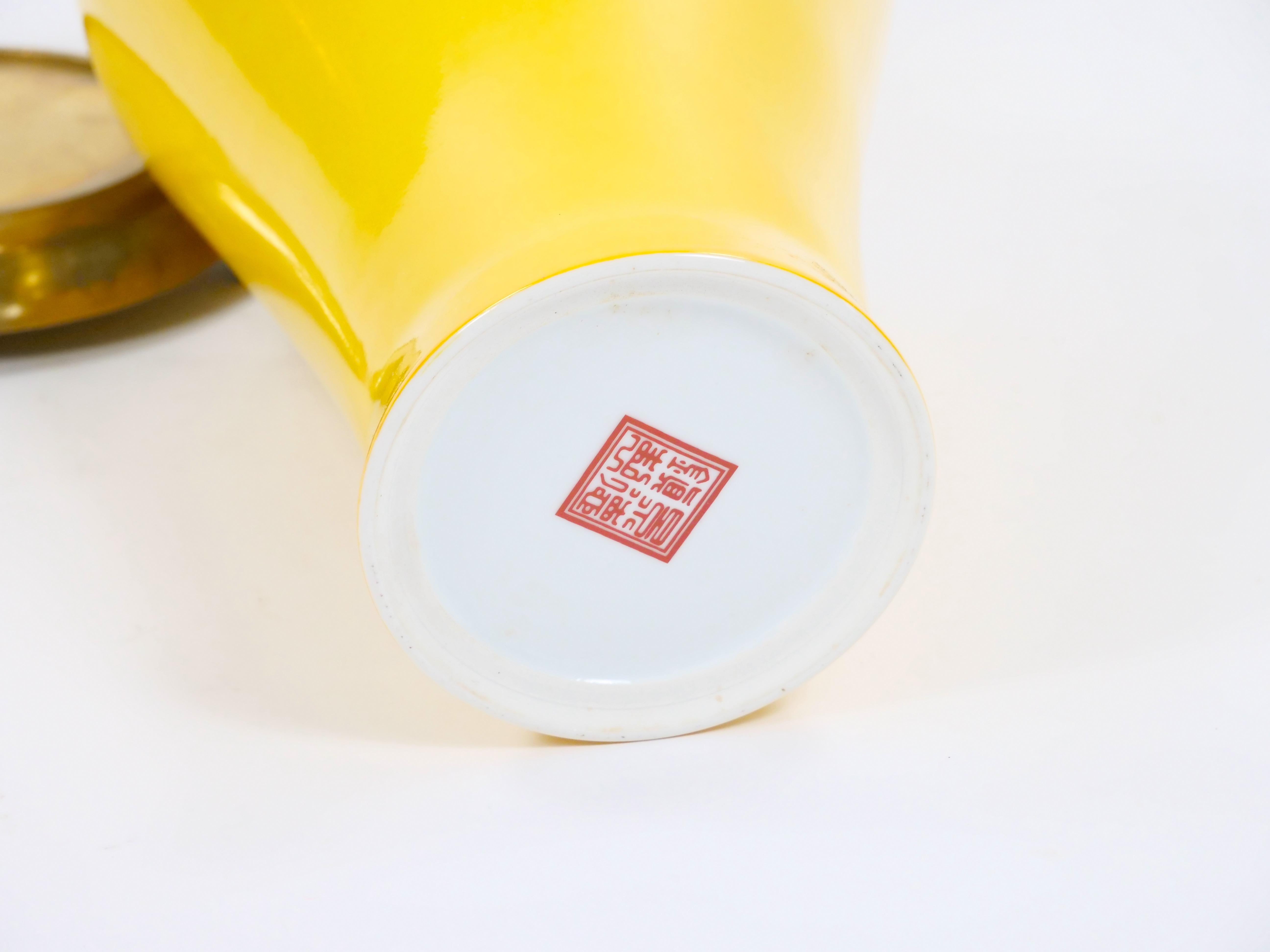 Jarrón de cristal amarillo Perkins / Escena de Chinoiserie pintada a mano y base de latón dorado en venta 11