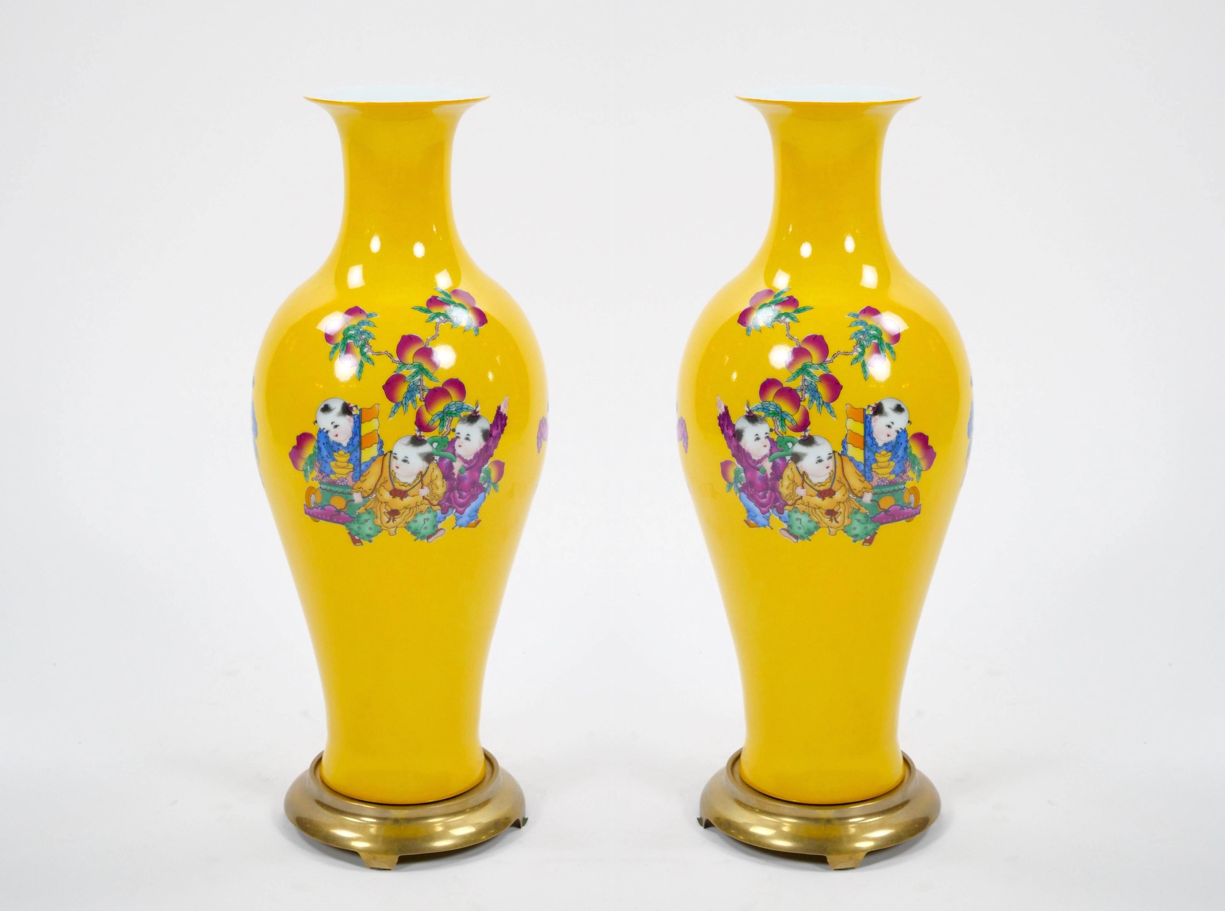 Jarrón de cristal amarillo Perkins / Escena de Chinoiserie pintada a mano y base de latón dorado en venta 12