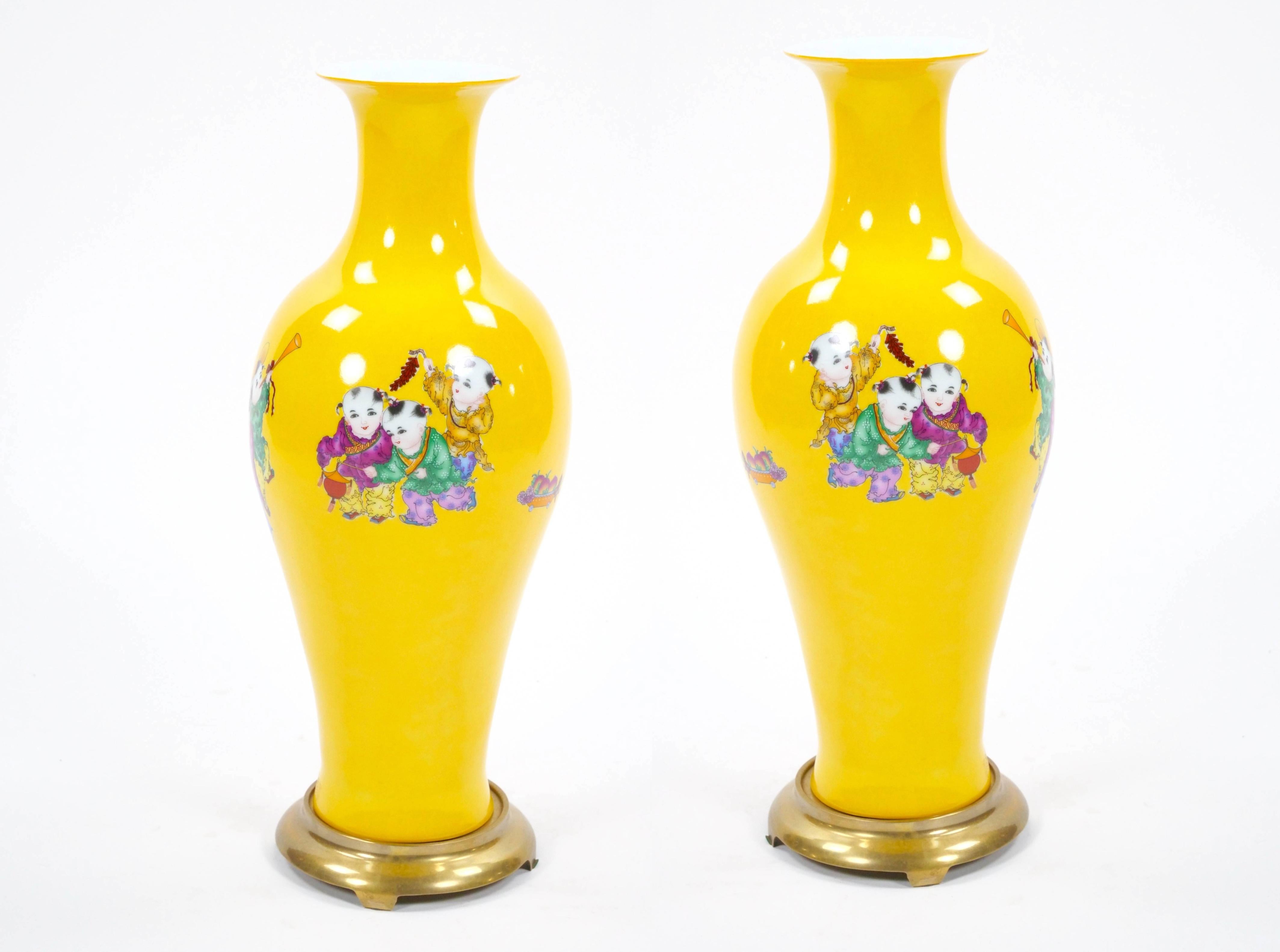 Jarrón de cristal amarillo Perkins / Escena de Chinoiserie pintada a mano y base de latón dorado Dorado en venta