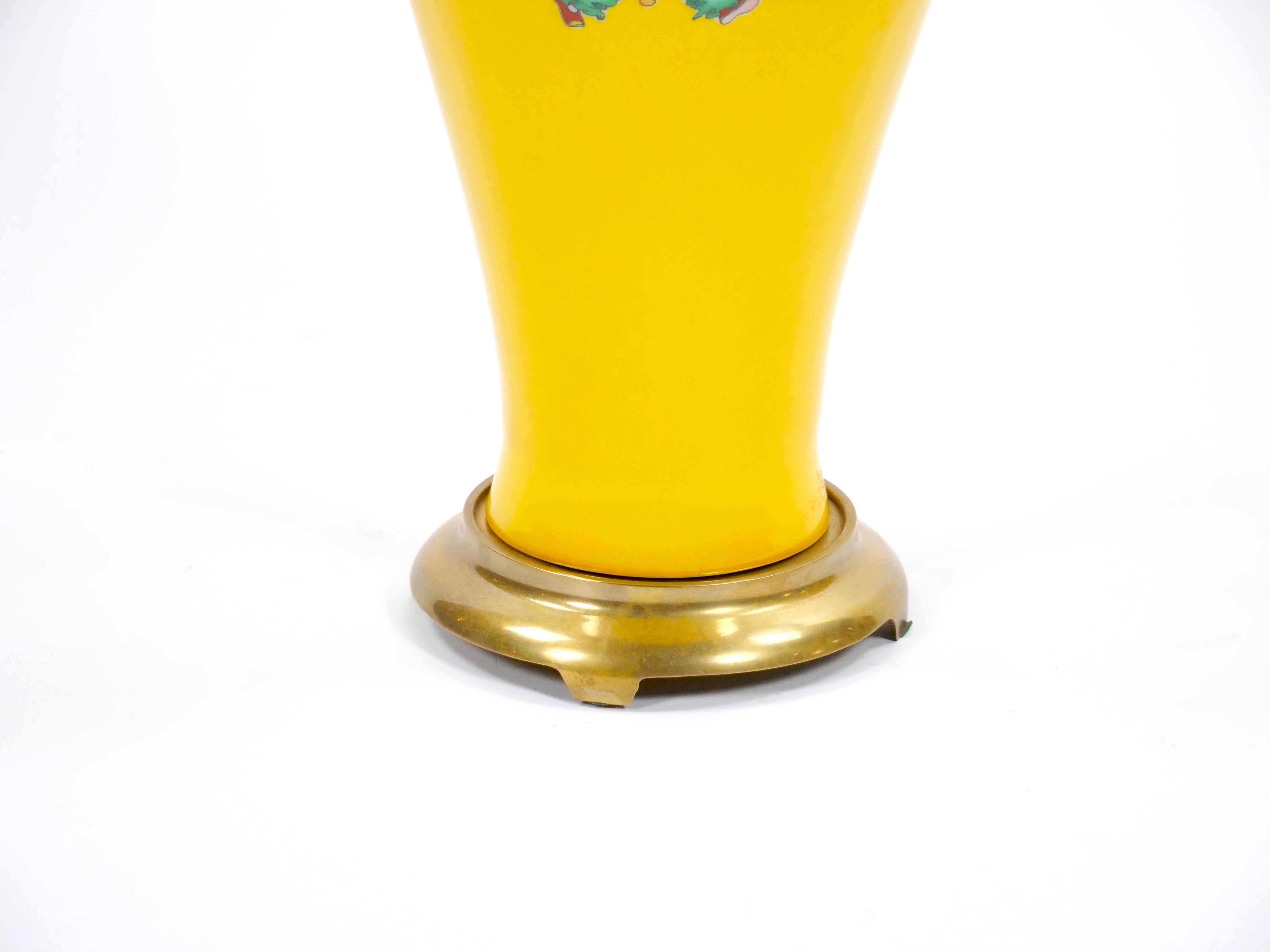 Jarrón de cristal amarillo Perkins / Escena de Chinoiserie pintada a mano y base de latón dorado siglo XX en venta