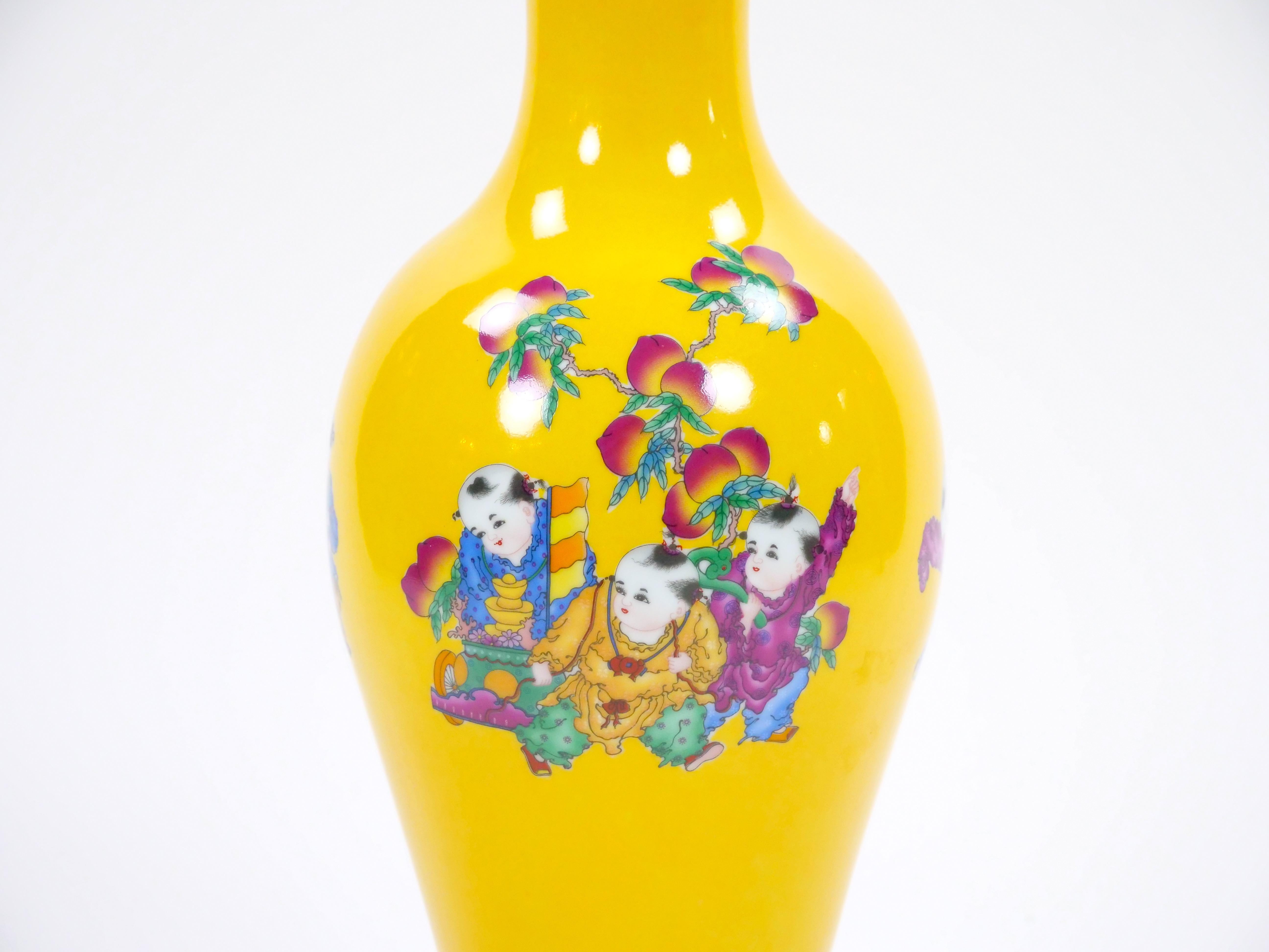 Jarrón de cristal amarillo Perkins / Escena de Chinoiserie pintada a mano y base de latón dorado Latón en venta