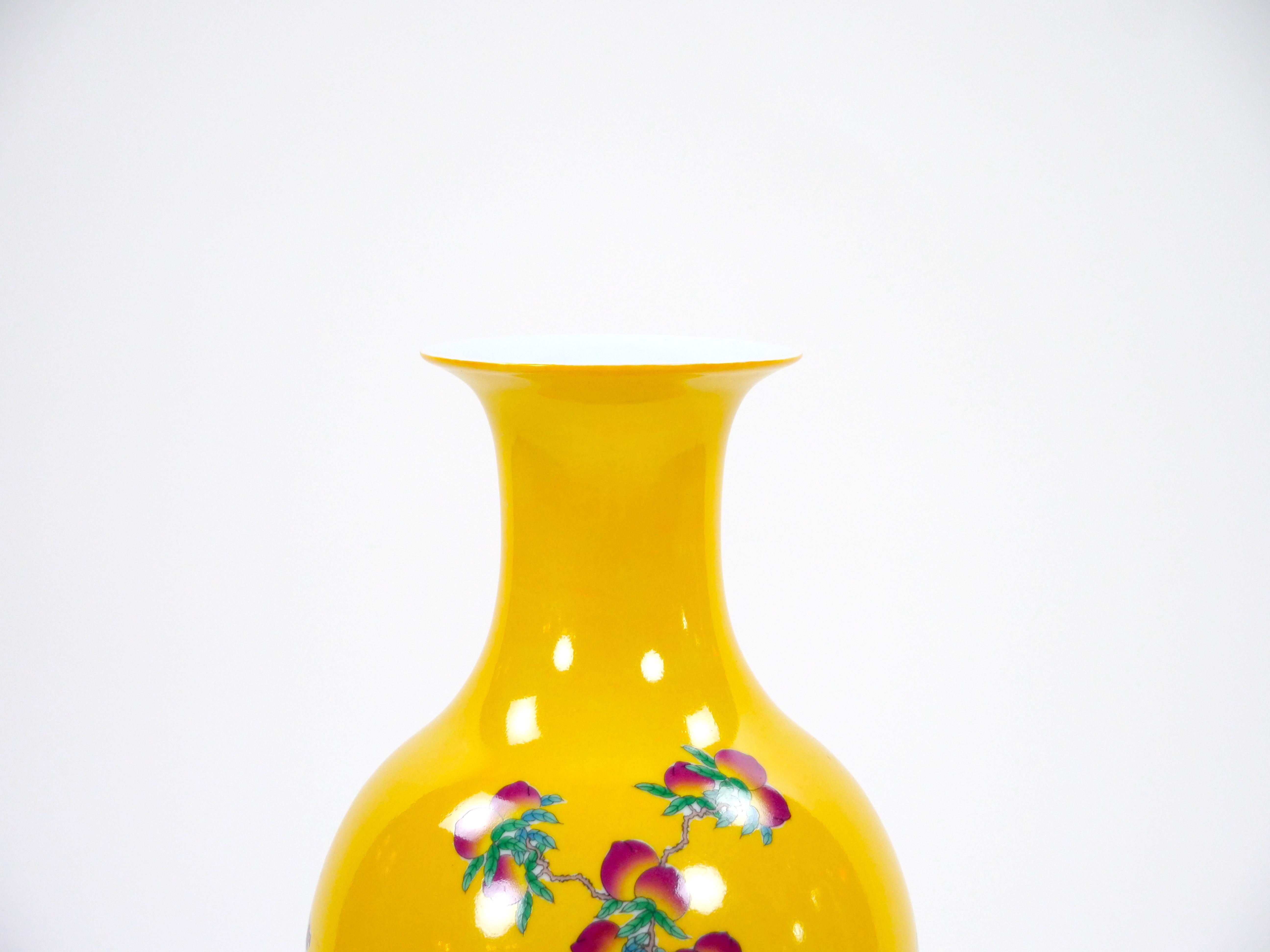 Jarrón de cristal amarillo Perkins / Escena de Chinoiserie pintada a mano y base de latón dorado en venta 1
