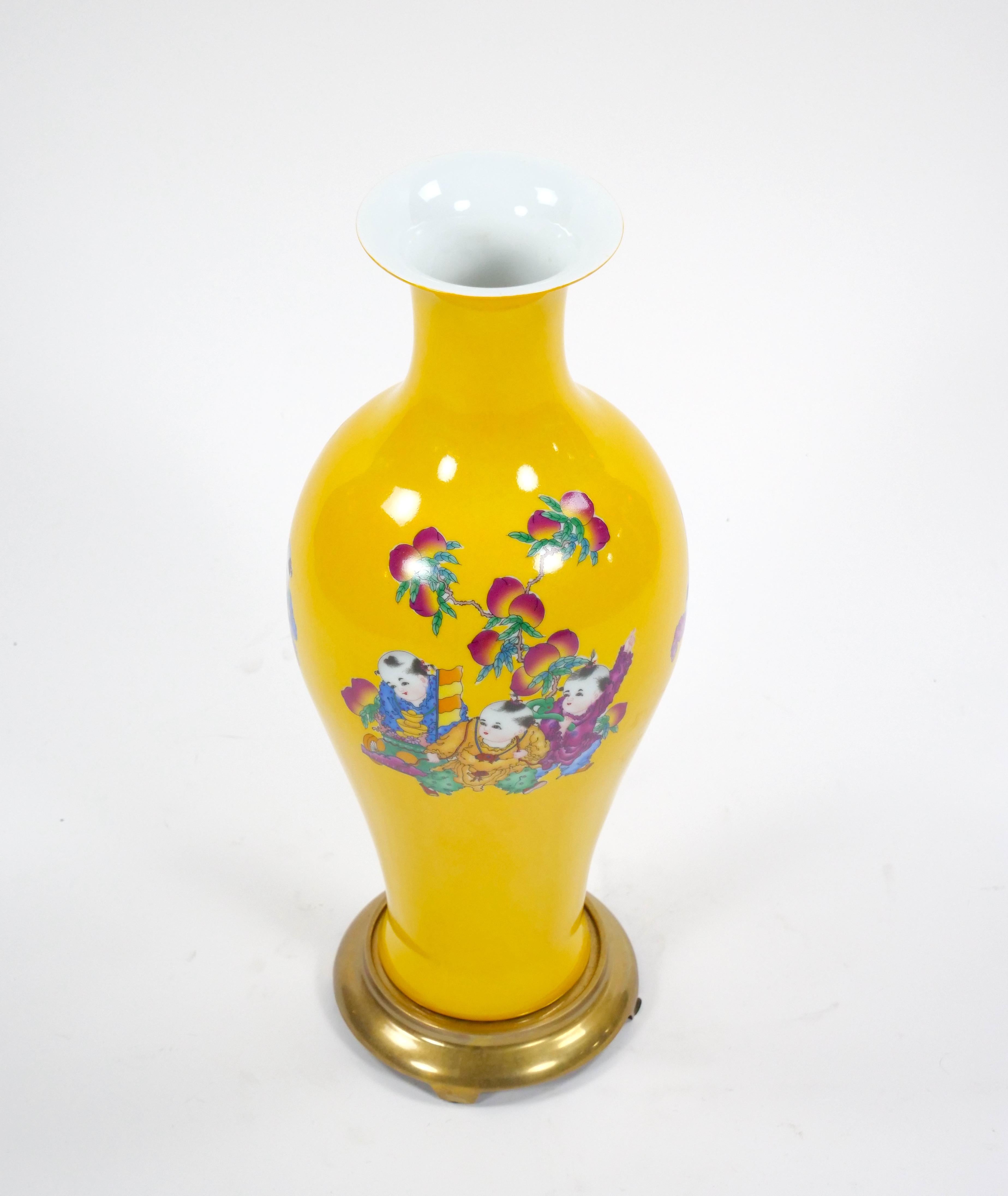 Jarrón de cristal amarillo Perkins / Escena de Chinoiserie pintada a mano y base de latón dorado en venta 2