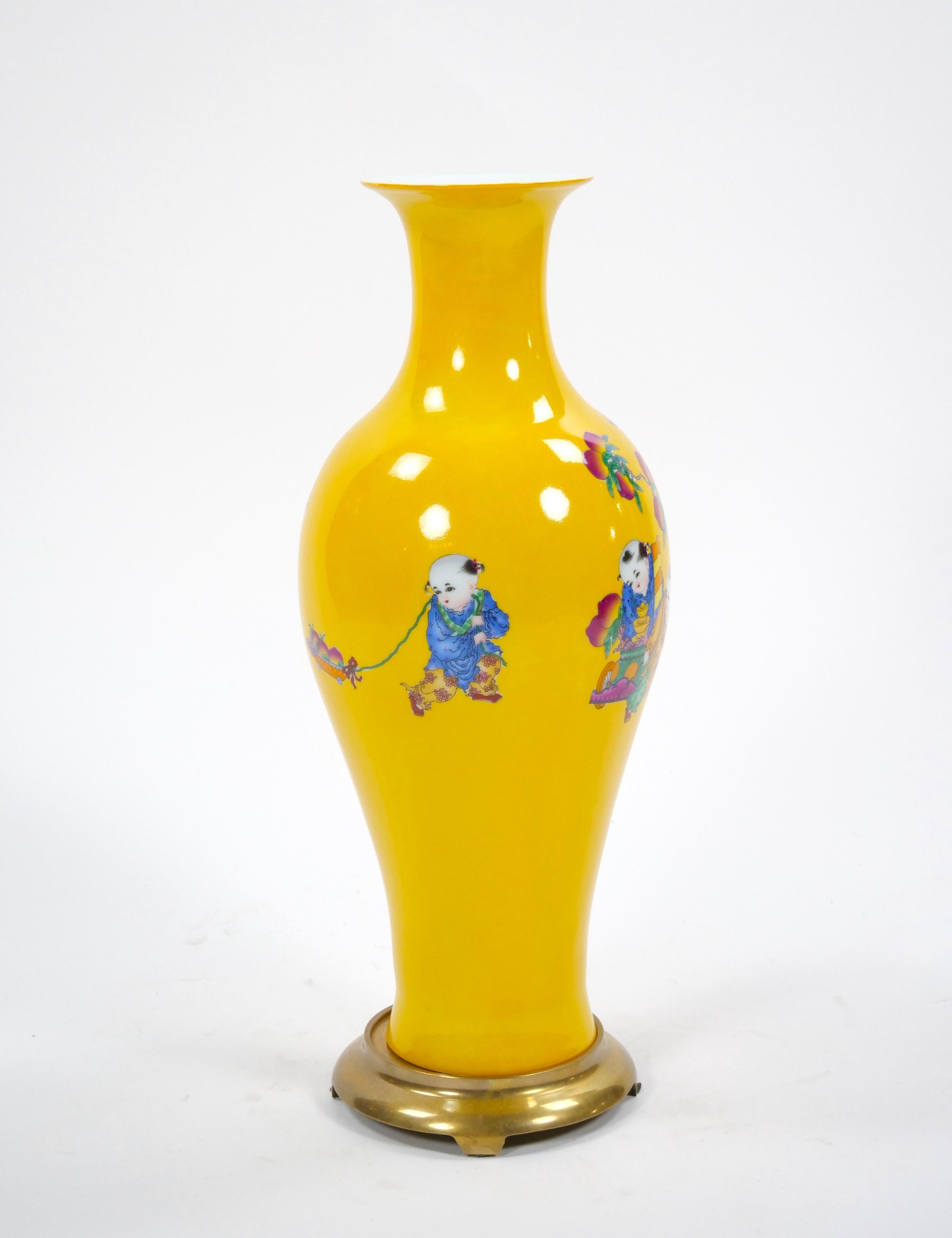Jarrón de cristal amarillo Perkins / Escena de Chinoiserie pintada a mano y base de latón dorado en venta 3