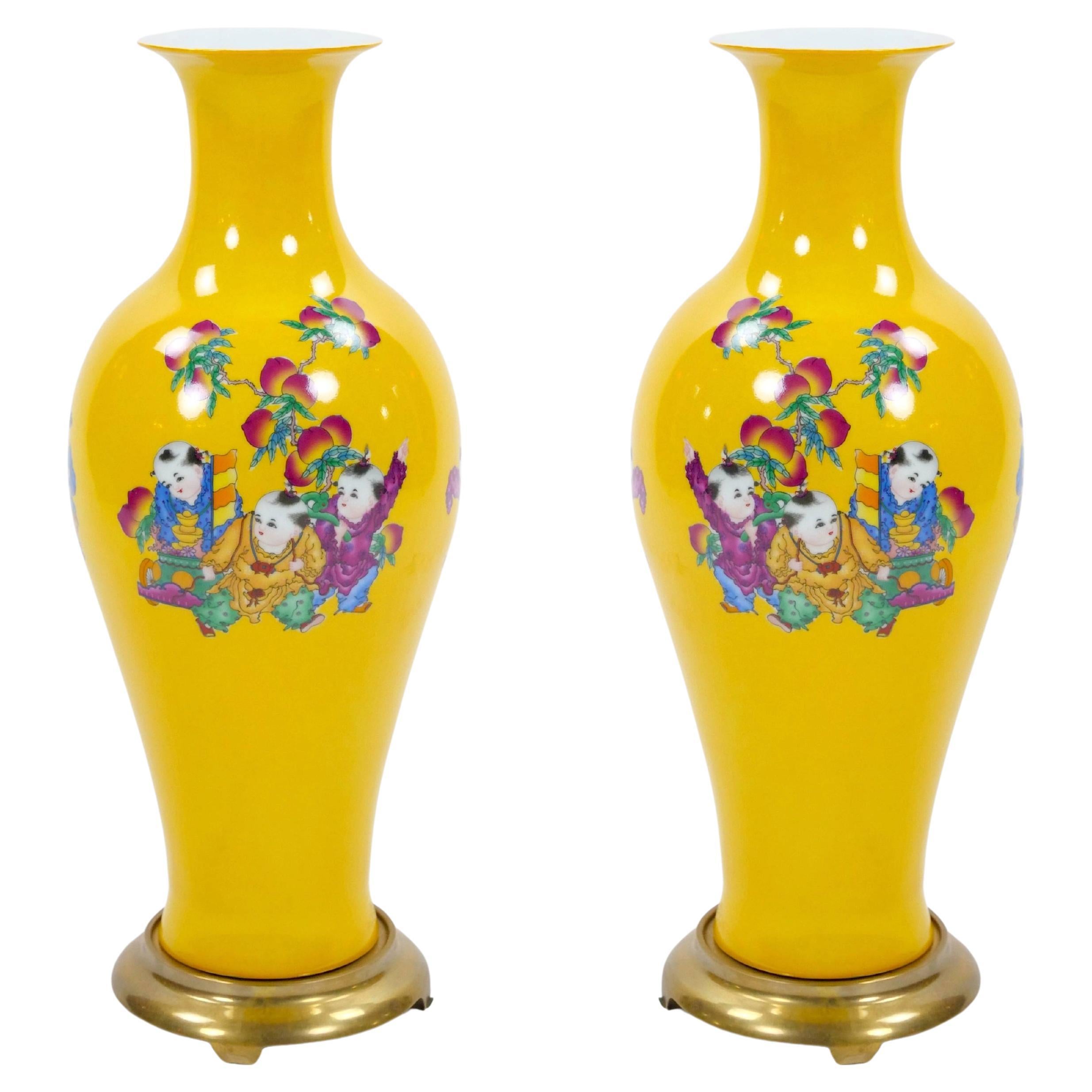 Jarrón de cristal amarillo Perkins / Escena de Chinoiserie pintada a mano y base de latón dorado en venta
