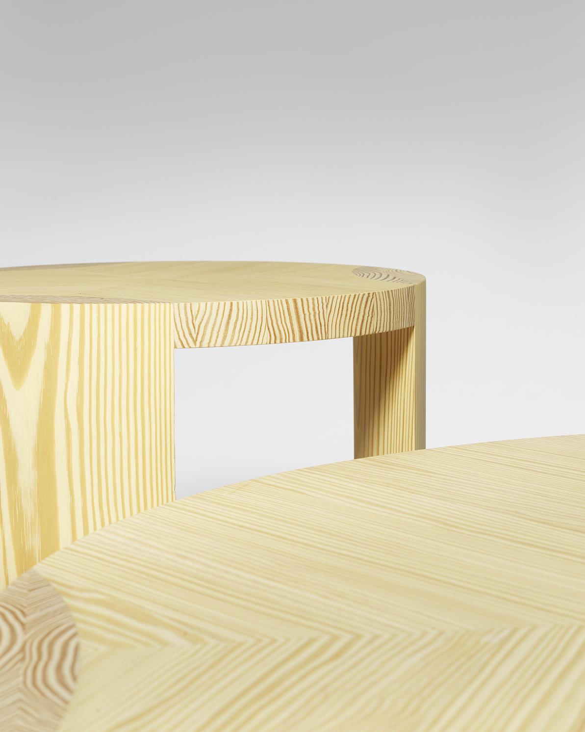 Une série de tables basses rondes dont la sobriété, le grain du bois et la jonction entre le pied et le plateau déterminent la forme et les détails.

Ces tables basses sont disponibles en deux matériaux différents. Un chêne de couleur bleutée et un