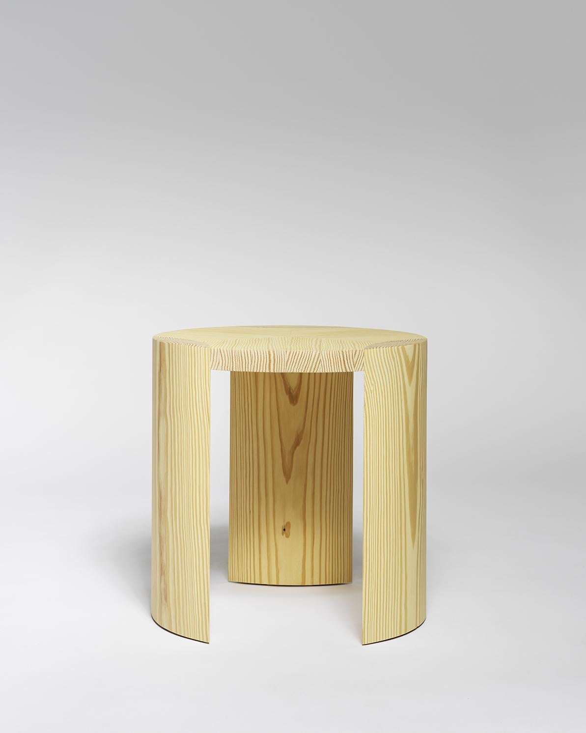 Une série de tables basses rondes dont la sobriété, le grain du bois et la jonction entre le pied et le plateau déterminent la forme et les détails.

Ces tables basses sont disponibles en deux matériaux différents. Un chêne de couleur bleutée et