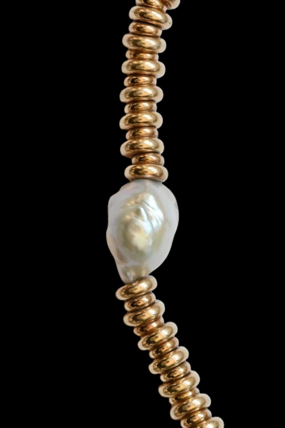 Artigiano Collana in oro giallo e argento ornata di una perla grezza in vendita