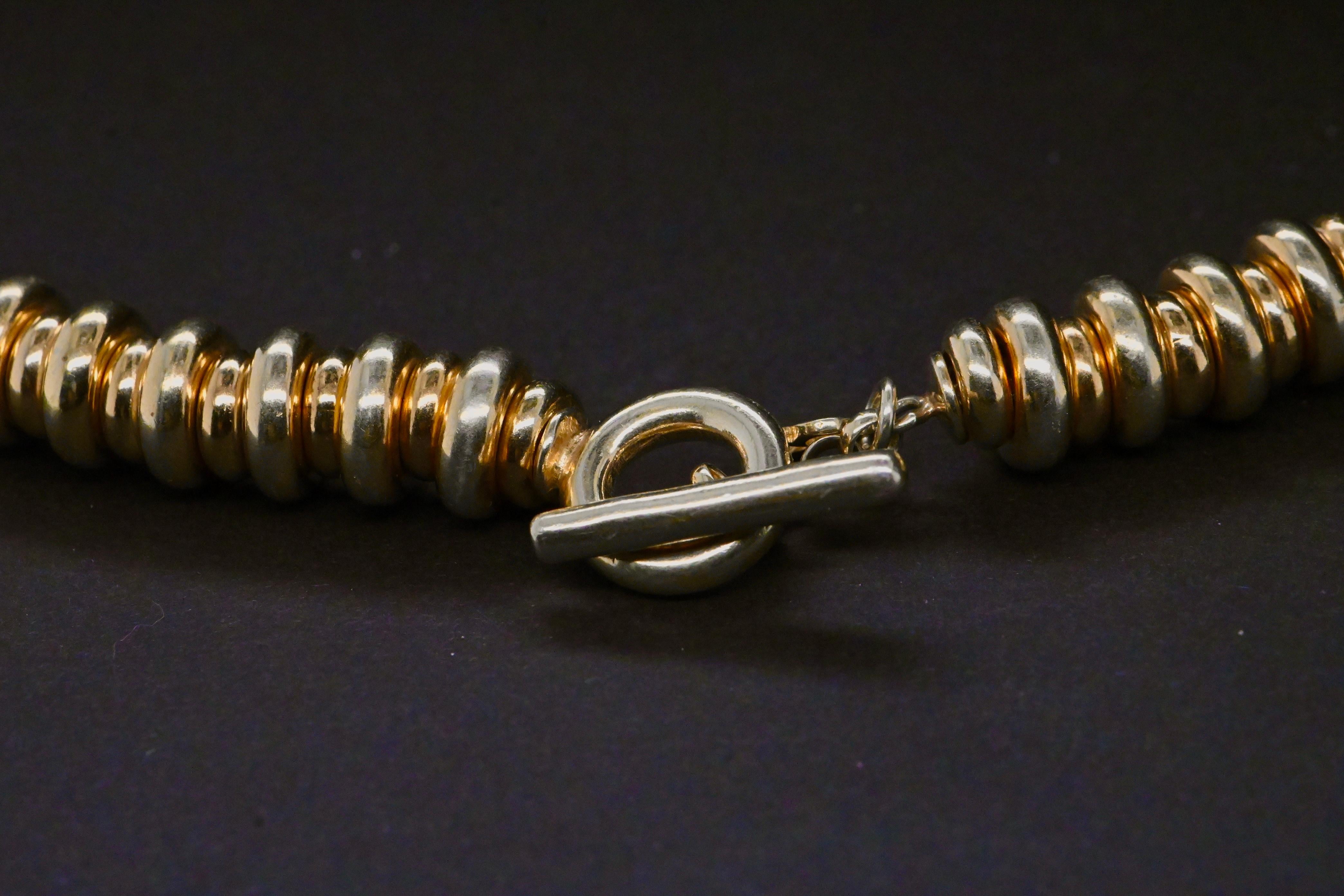 Collana in oro giallo e argento ornata di una perla grezza In condizioni Nuovo in vendita a Vannes, FR