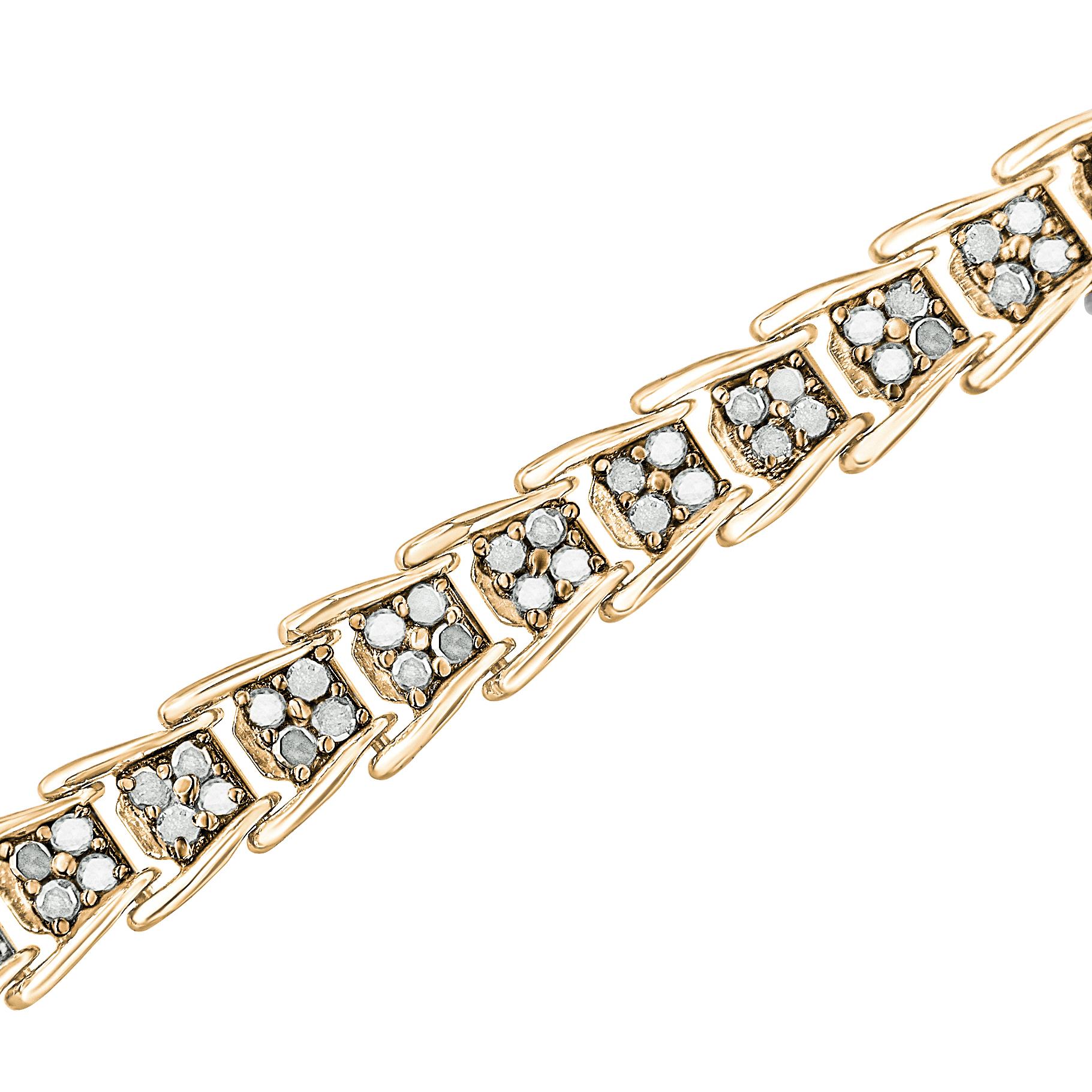 Ce qui rend ce bracelet en argent sterling plaqué jaune si unique, c'est la façon dont chaque maillon détaillé se déploie pour un effet spectaculaire. Et les 156 diamants taille rose accrocheurs contenus à l'intérieur ajoutent encore plus de charme