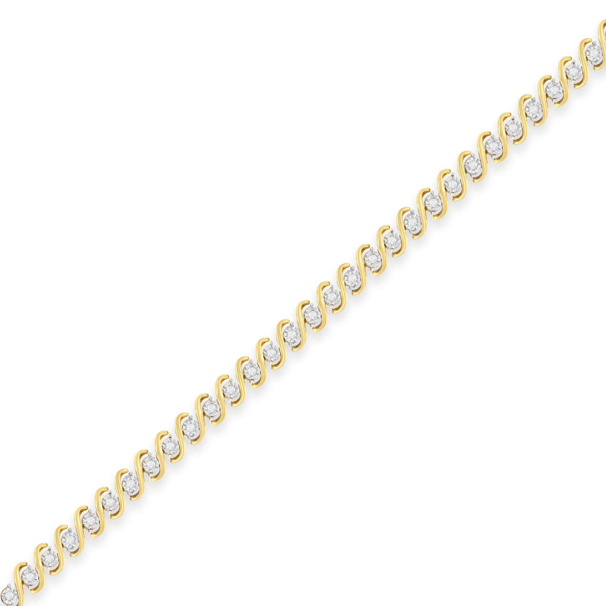 Exprimez vos sentiments avec ce magnifique bracelet de mode. Conçu avec classe, le bijou est composé d'argent sterling. Il est en outre plaqué en finition jaune pour un charme supplémentaire. Ce bracelet est élégamment orné de diamants ronds