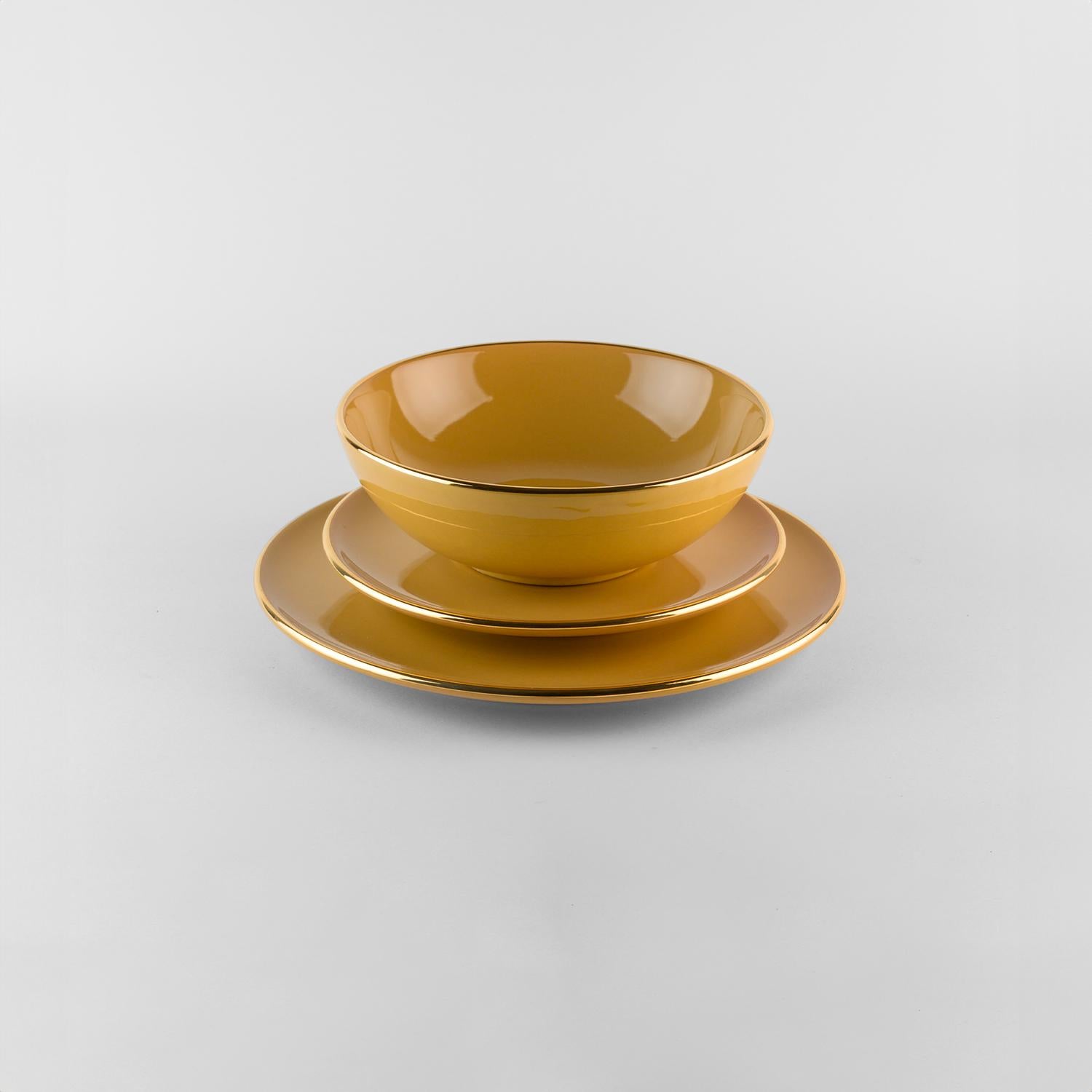 The Bottega is today undoubtedly the spearhead of Puglia pottery art. The artist was practically born among ceramics and has nourished herself with this art throughout her life until she reached that refined taste that leads her, today, with the