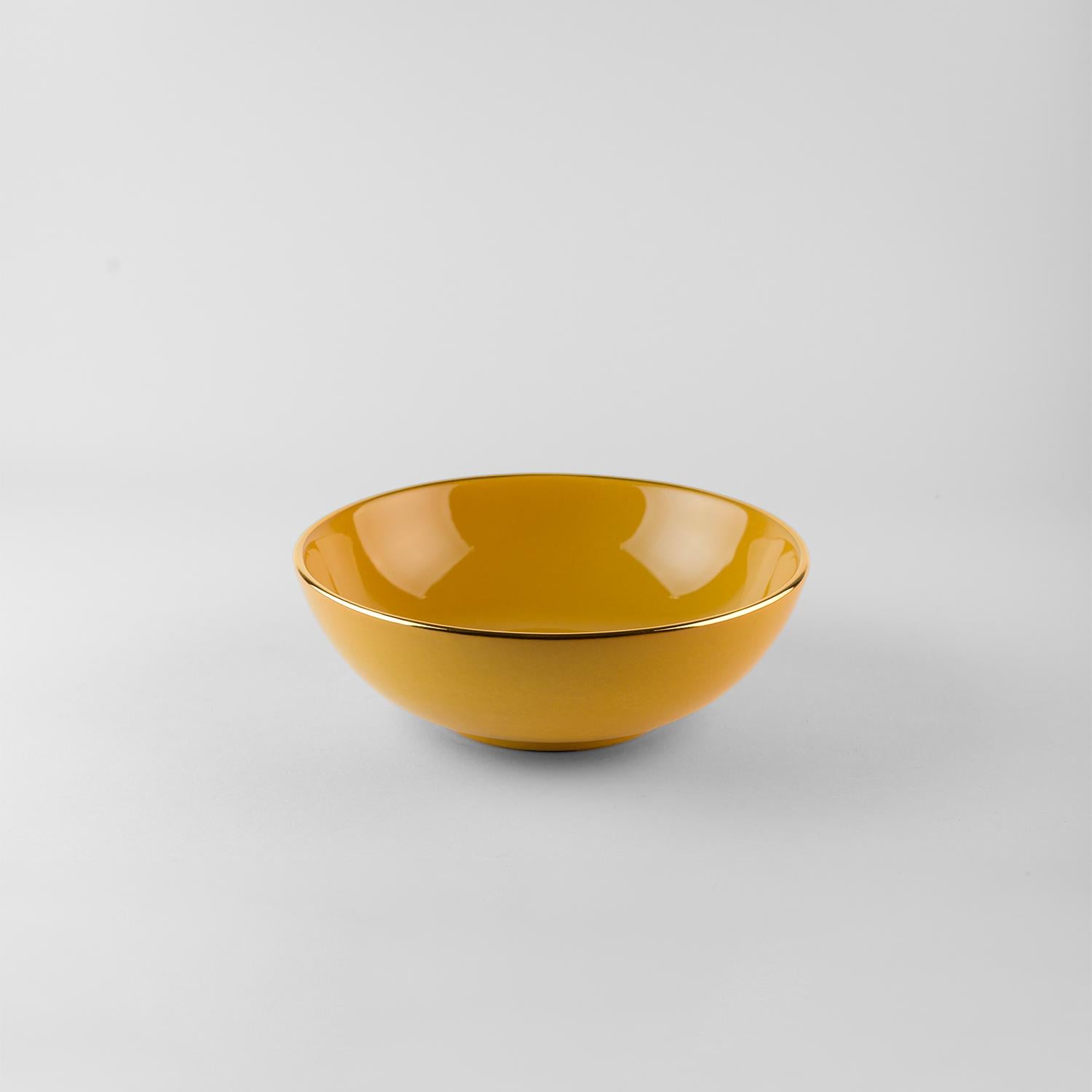 Yellow plates gold rim: Soup, holder, side plate for 4. Handmade in Italy 2024 Moderno en venta