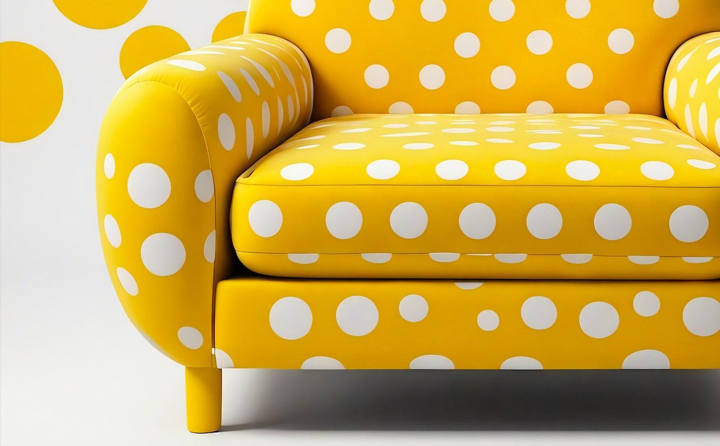 Voici notre chaise longue inspirée de Yayoi Kusama, une fusion unique de design contemporain et d'artisanat traditionnel. Cette chaise blanche frappante est ornée de pois rouges ludiques, capturant l'essence du style emblématique de Kusama. Avec ses