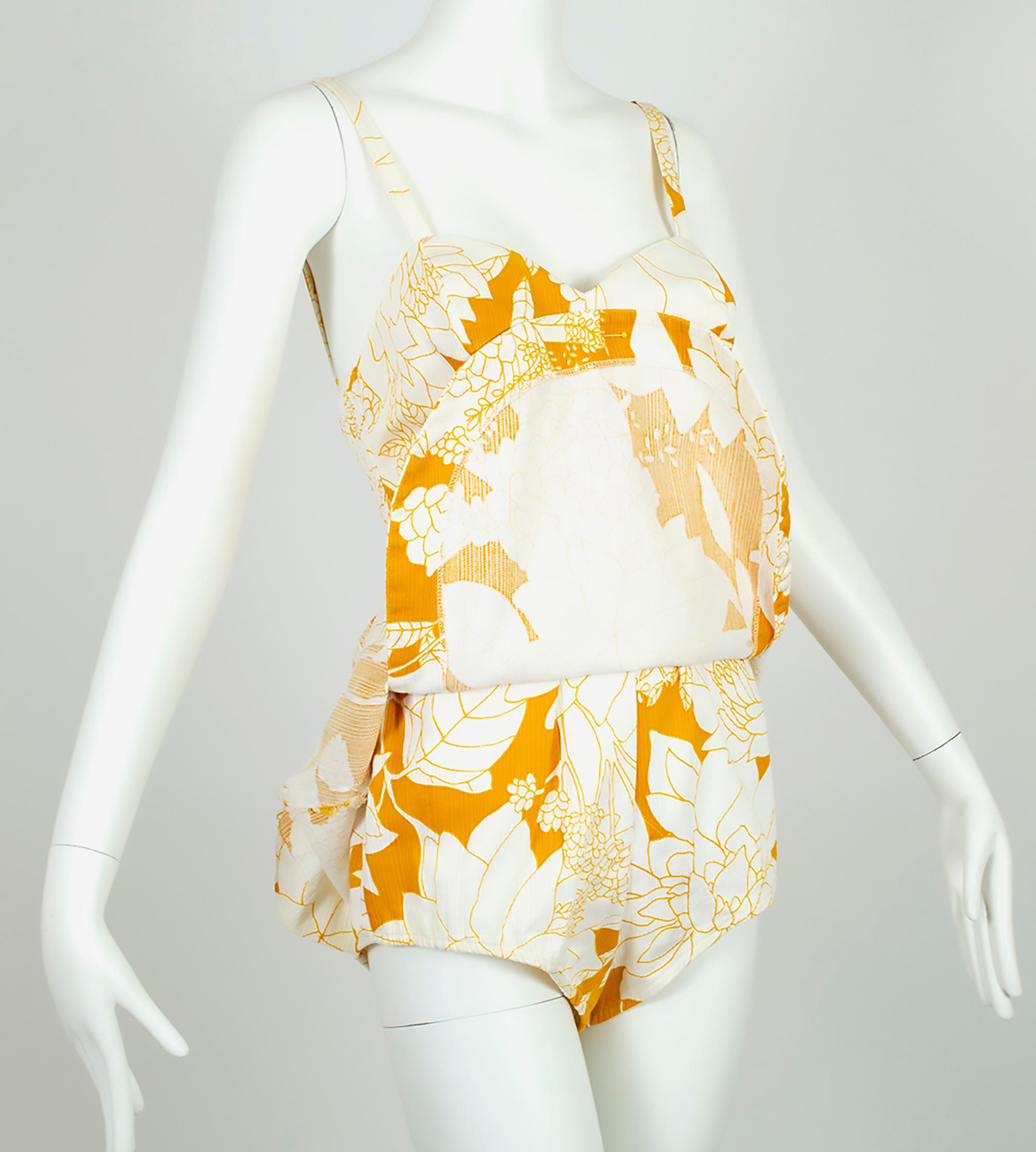 Adapté à la natation, à la plage ou à la villégiature, ce magnifique ensemble texturé présente une jupe tulipe féminine avec une culotte élastiquée en dessous à la Claire McCardell.  Une impression suffisamment juteuse pour provenir d'une toile
