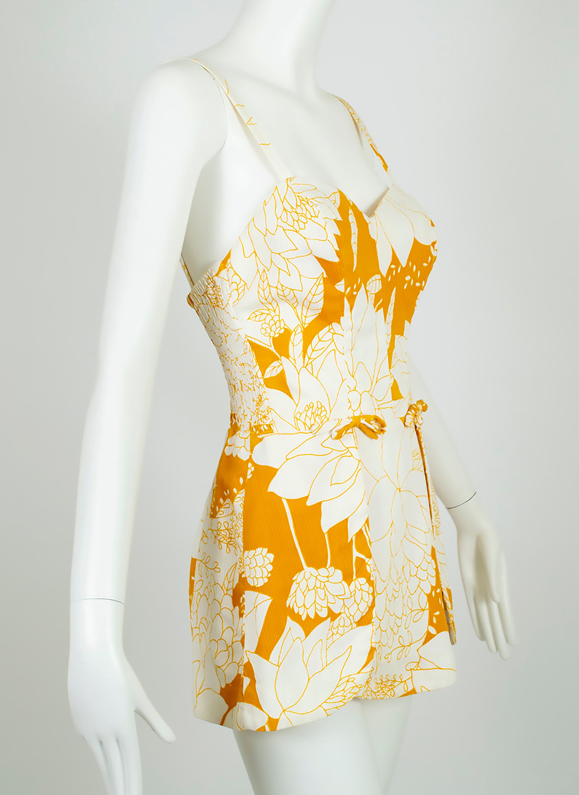 Blanc Jupe tulipe jaune imprimé polynésien Maillot de bain Play Suit Beach Romper - S, 1950s en vente