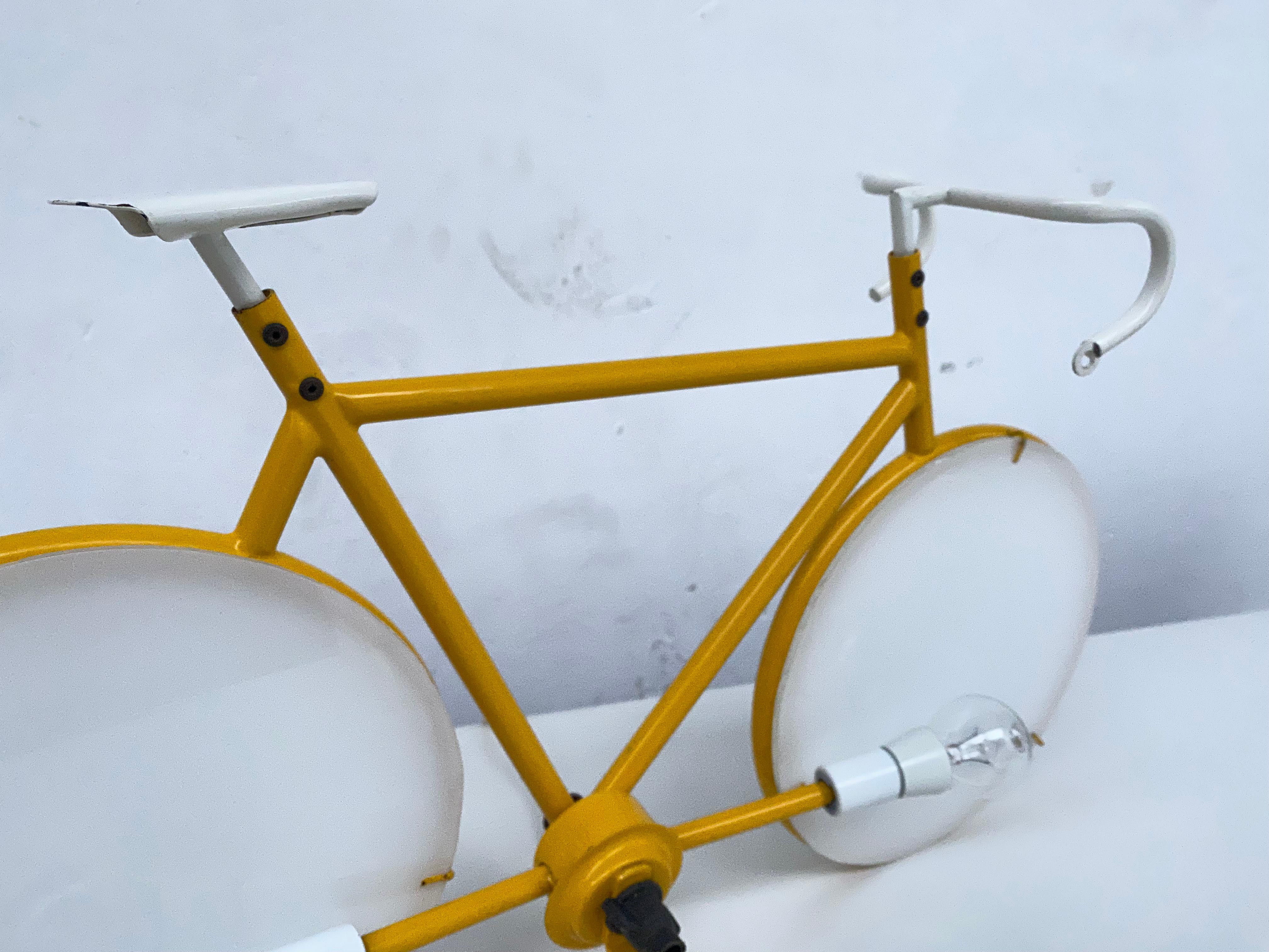italien Lampe murale ou de bureau jaune pour bicyclette Pop Art Racing par Zicoli, Italie, années 1970 en vente
