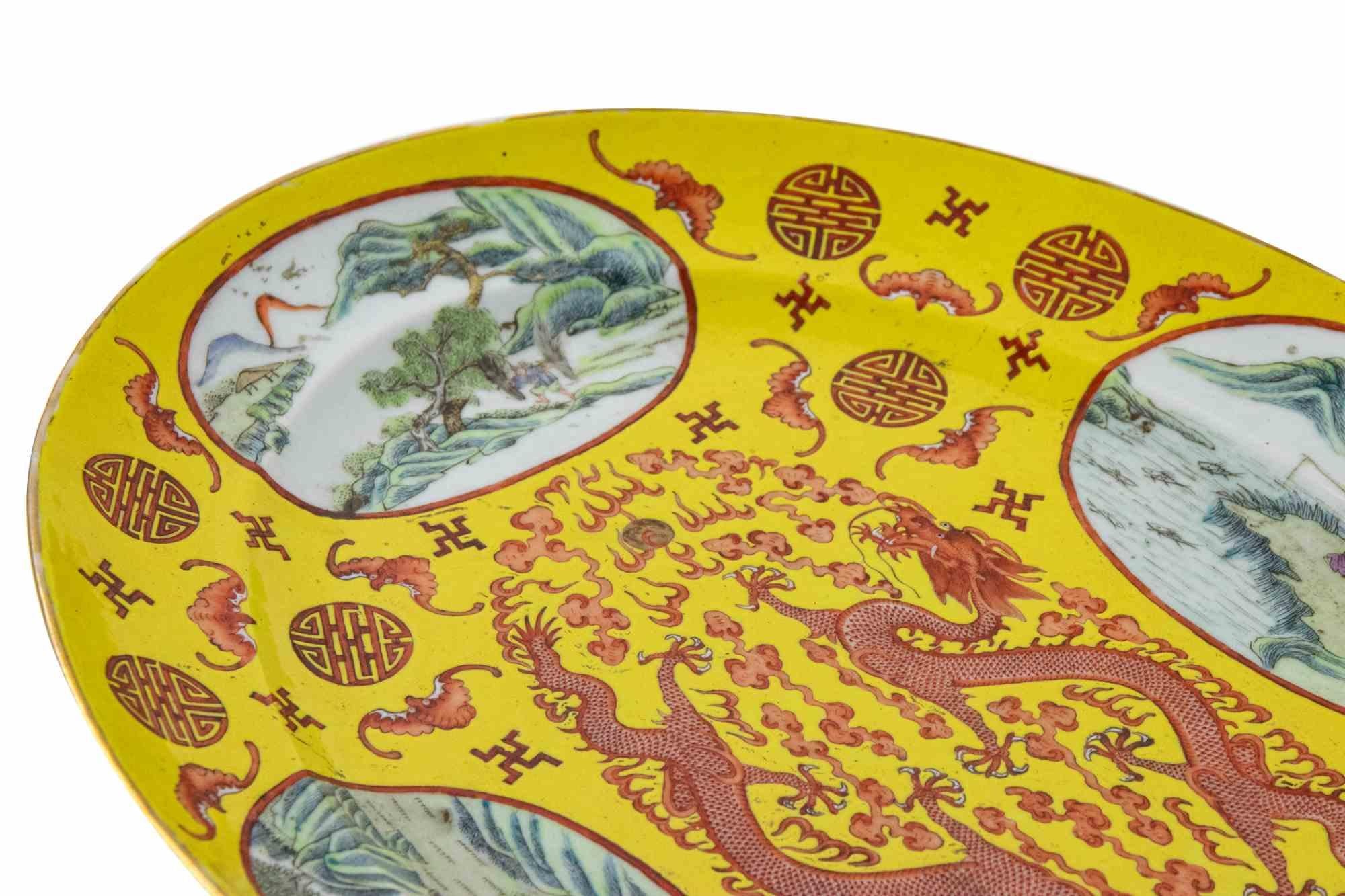 Gelber Teller mit Drachen und Landschaftsdekoration.

Qing-Dynastie, Guangxu-Periode (1875-1905).

Chinesische Zeichen unter dem Sockel.

Sehr guter Zustand bis auf einen kleinen Chip am Rand.
