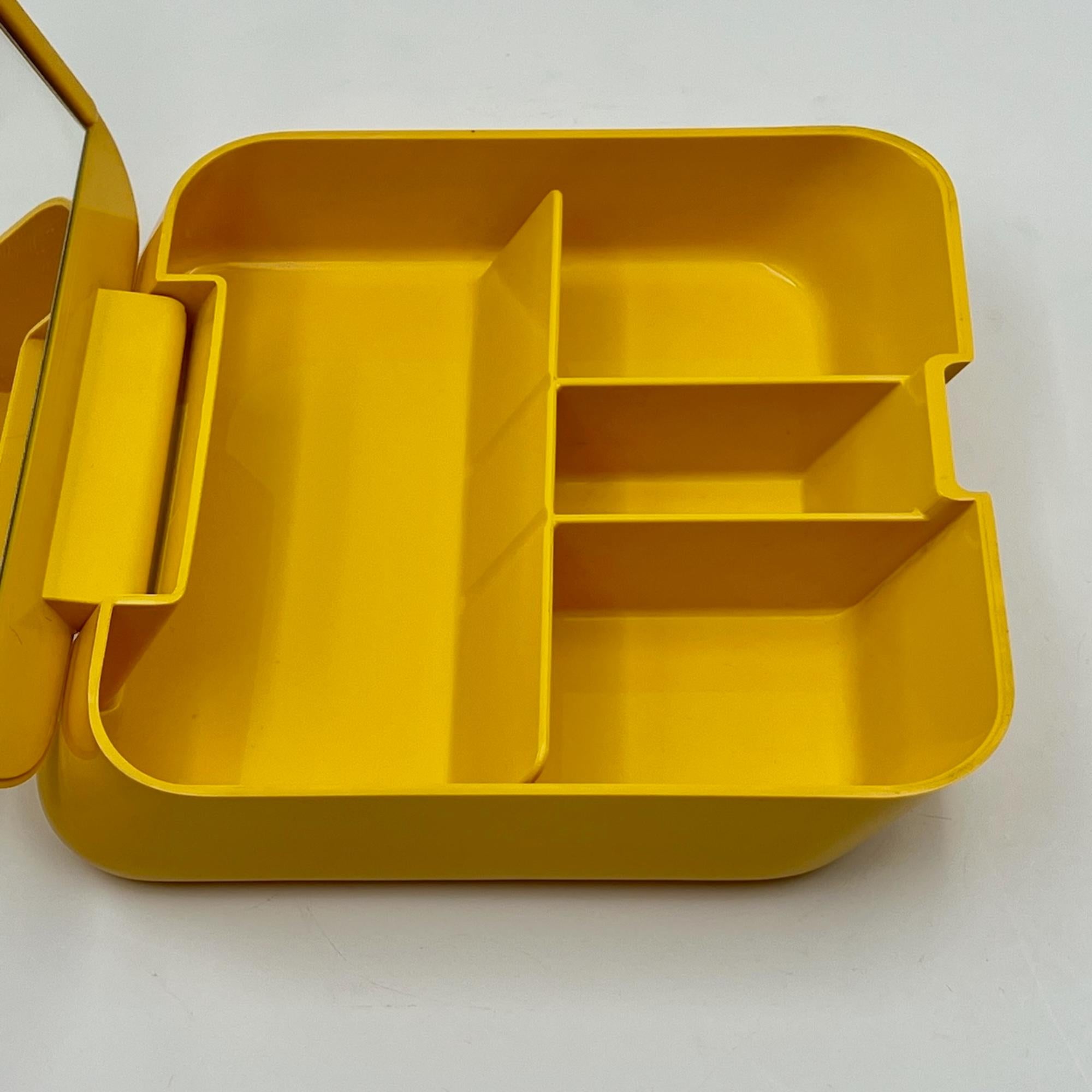 Yellow Portable Beauty Case Gedy - Space Age Vanity Set by Makio Hasuike, 70s In Good Condition In San Benedetto Del Tronto, IT