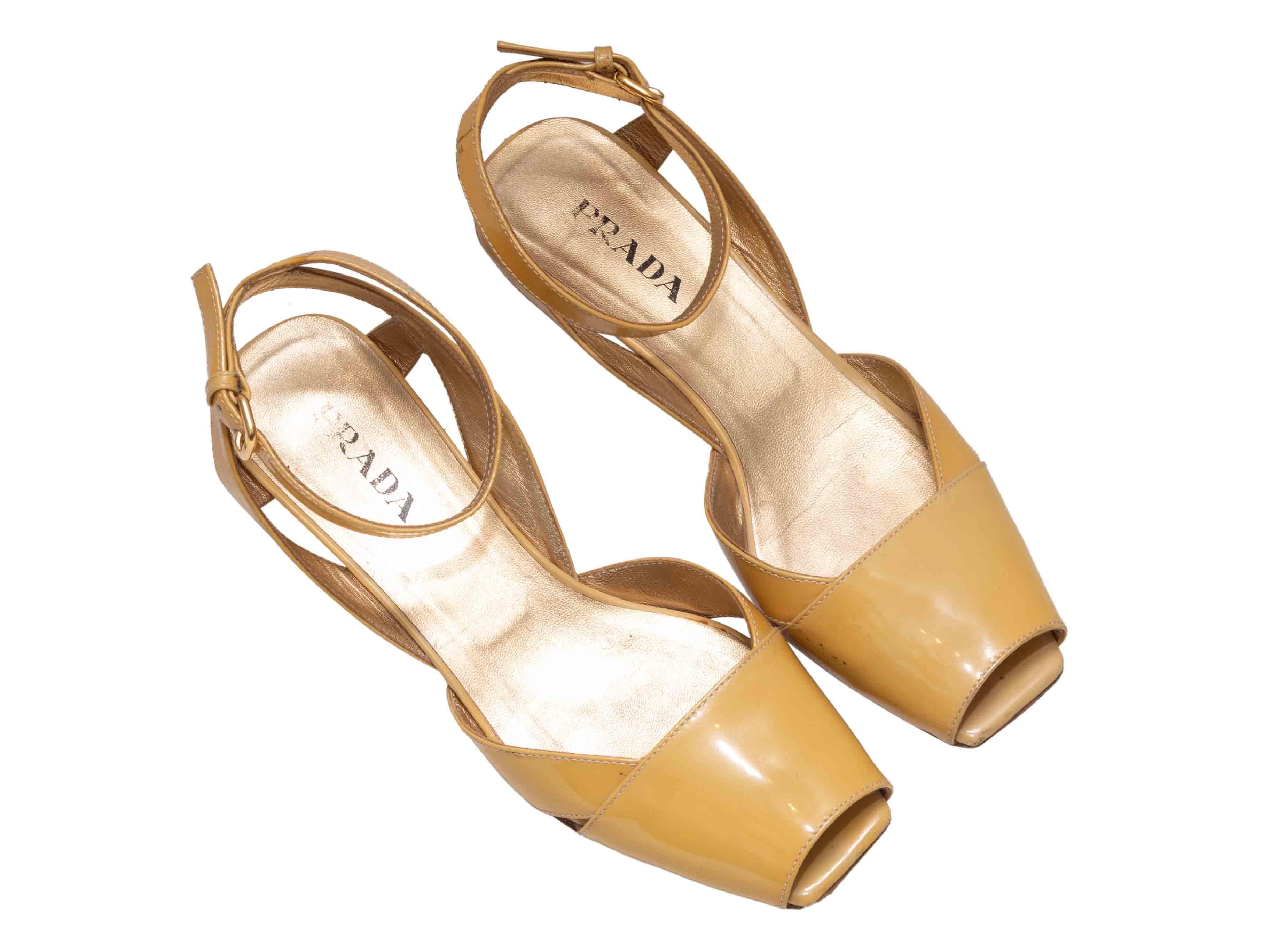 Sandali con zeppa in vernice gialla di Prada. Chiusura con fibbie dorate sui cinturini alla caviglia. Altezza tacco 2
