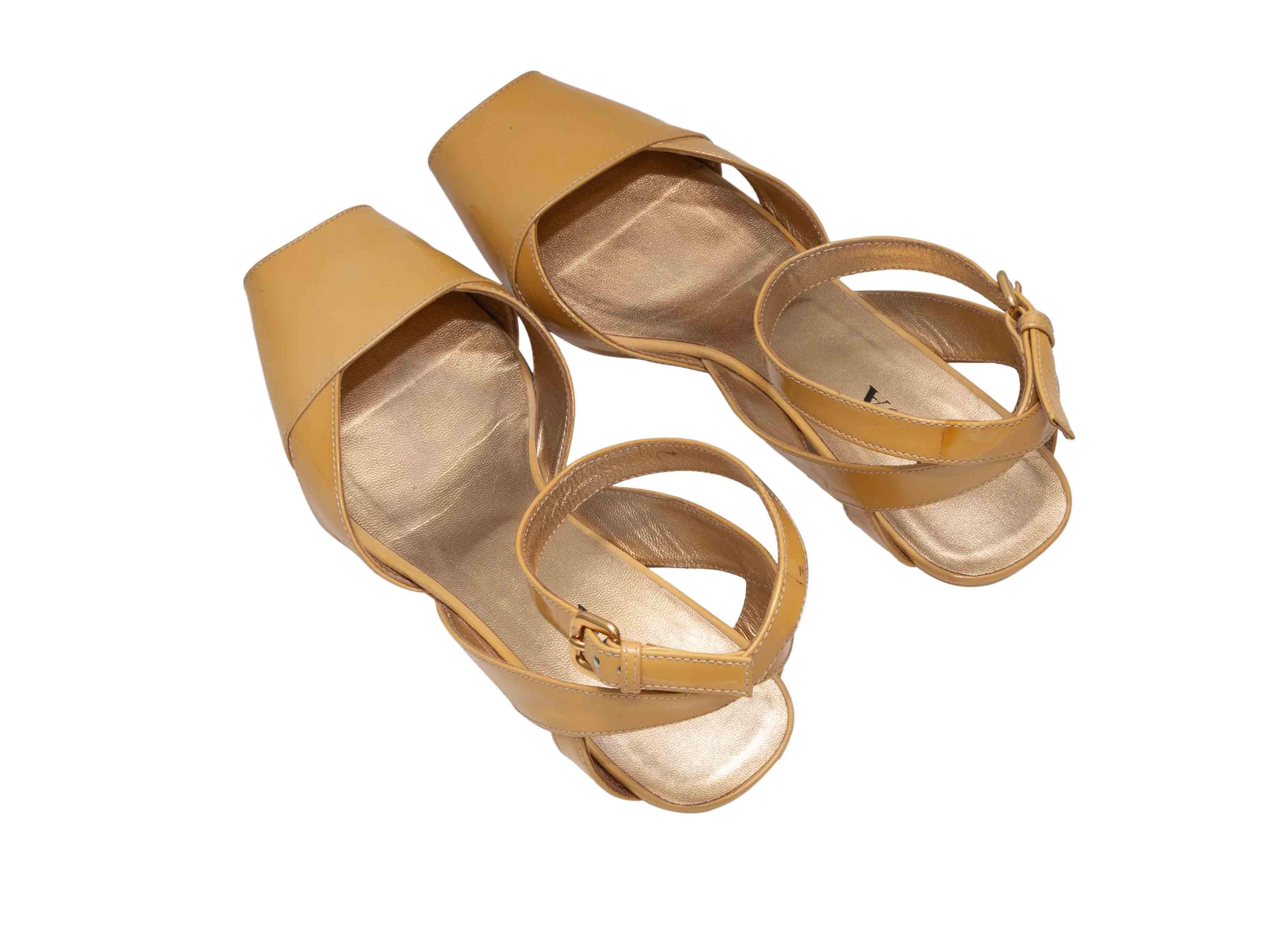 Giallo Sandali con zeppa in vernice gialla di Prada taglia 37 in vendita