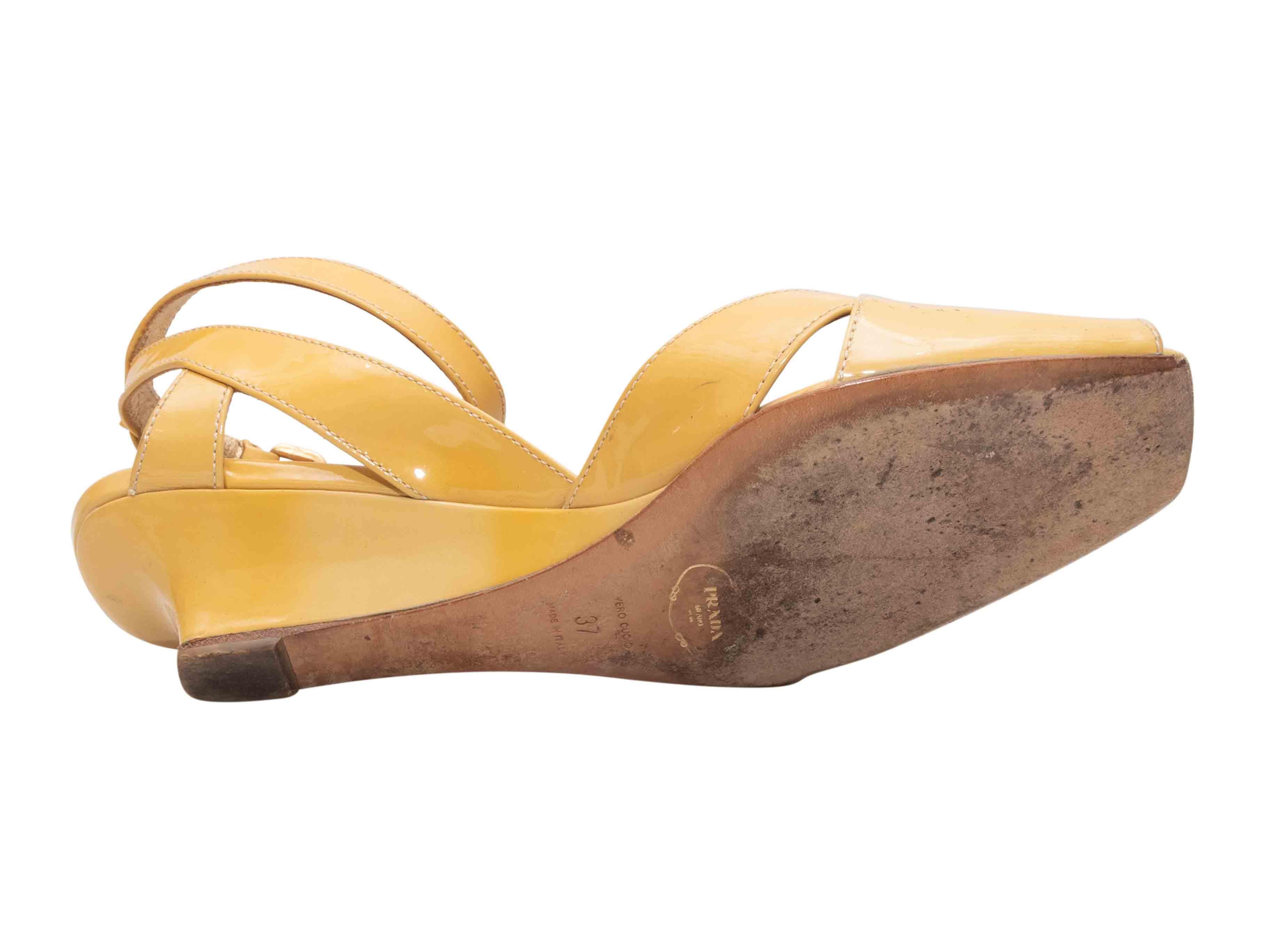 Donna Sandali con zeppa in vernice gialla di Prada taglia 37 in vendita