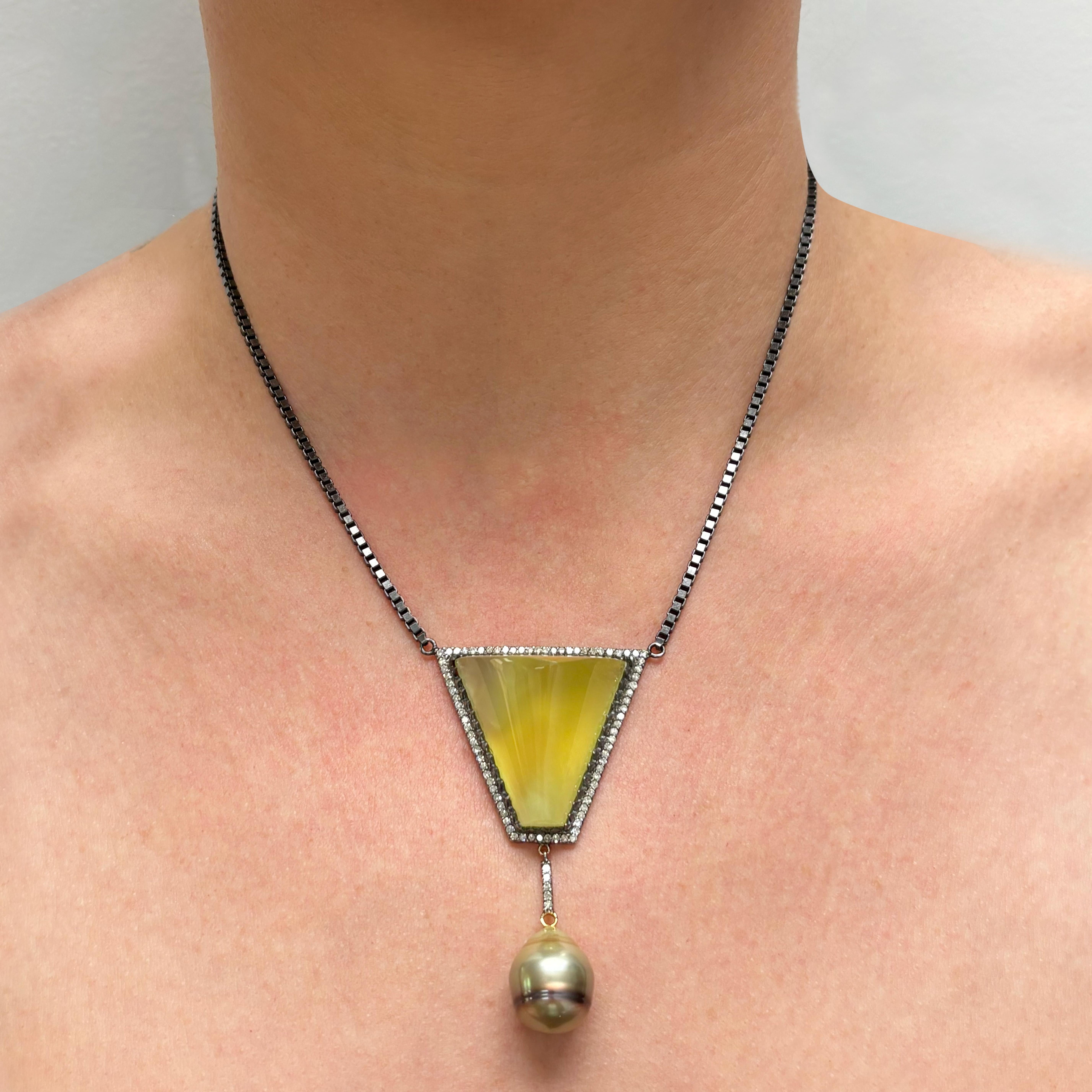 Collana Paradizia N3851 con prehnite gialla, perla tahitiana e diamanti in vendita