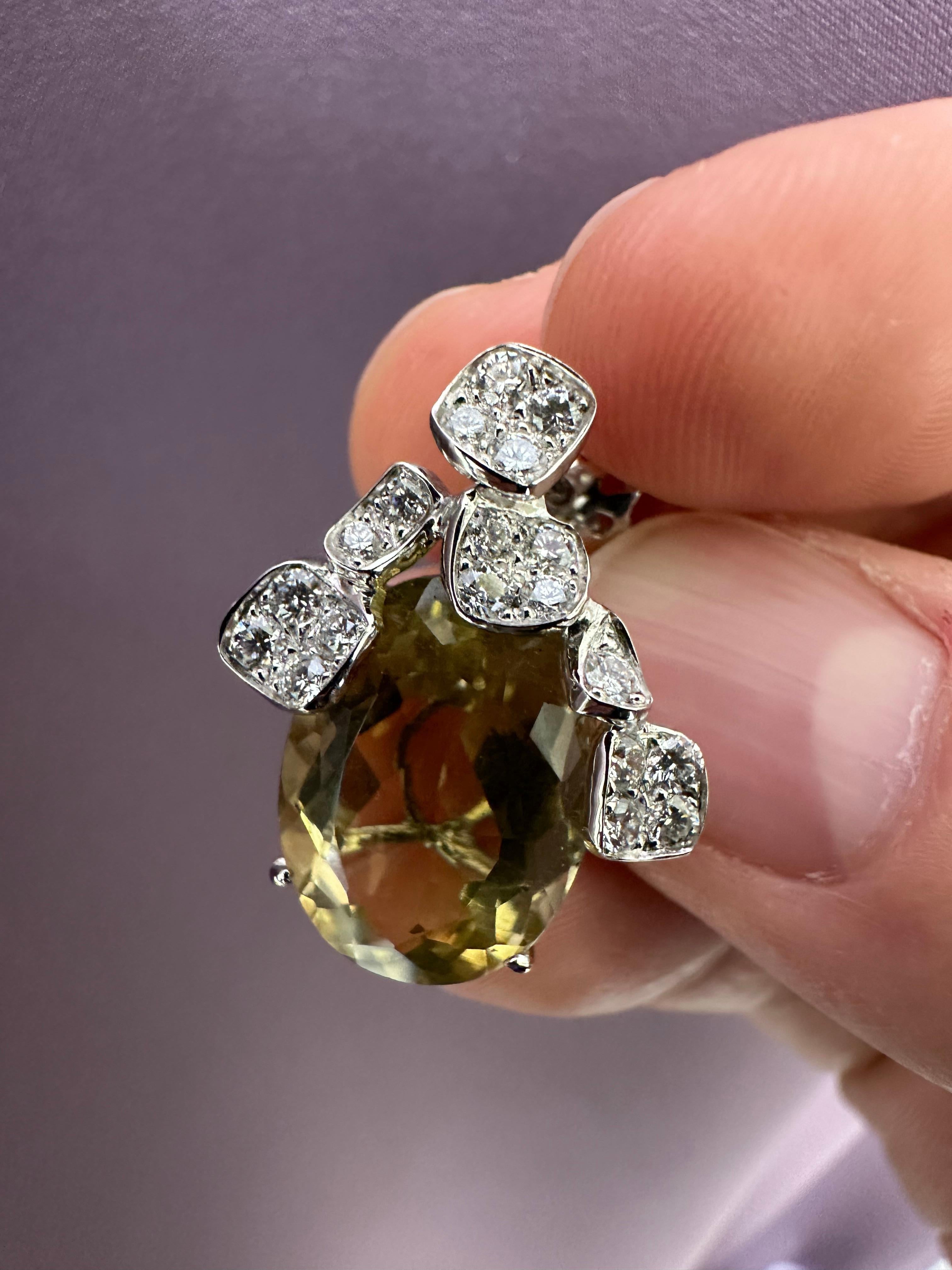 Boucles d'oreilles pendantes en or blanc 19.2k serties de :
- 2 Quartz jaune taille ovale pesant 2,12 ct ;
- 38 diamants G-VVS pesant 1,12 ct.
Poids en or 19,2K :  6,10 g.
Pièce unique.
Cette pièce unique est accompagnée d'un certificat