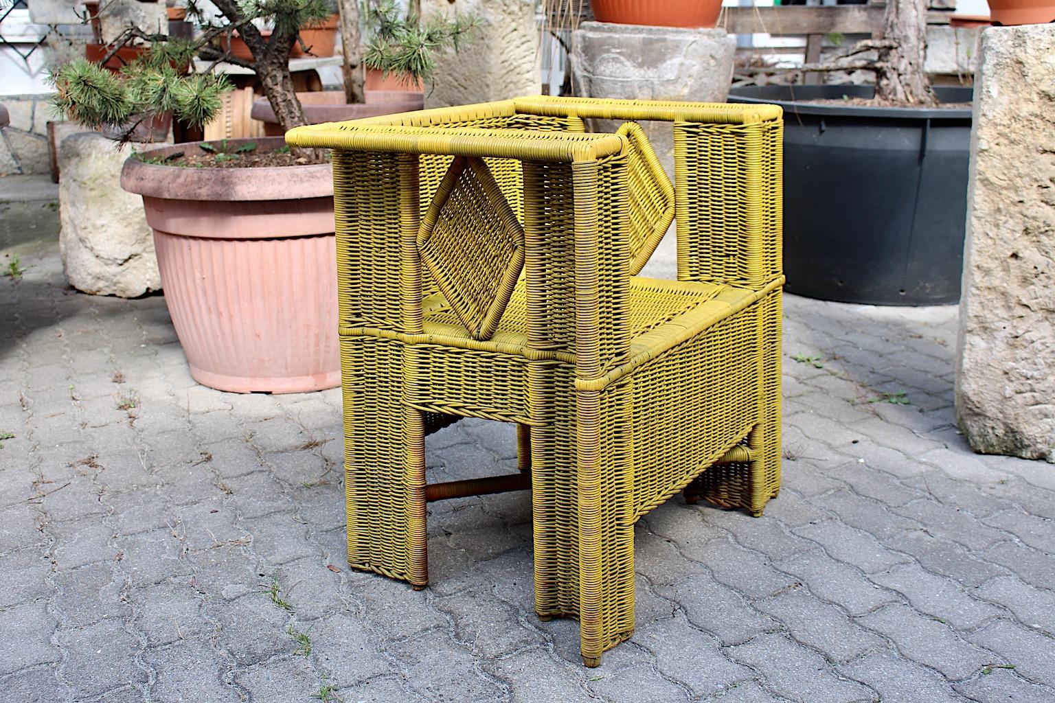 Fauteuil de patio vintage jaune en rotin de style Jugendstil Secession conçu dans le cercle de Josef Hoffmann attribué à 
Prag - Rudniker Korbwaren - Fabrikant et fabriqué vers 1908 Vienne.
La belle forme carrée cubique avec un motif rhombique de