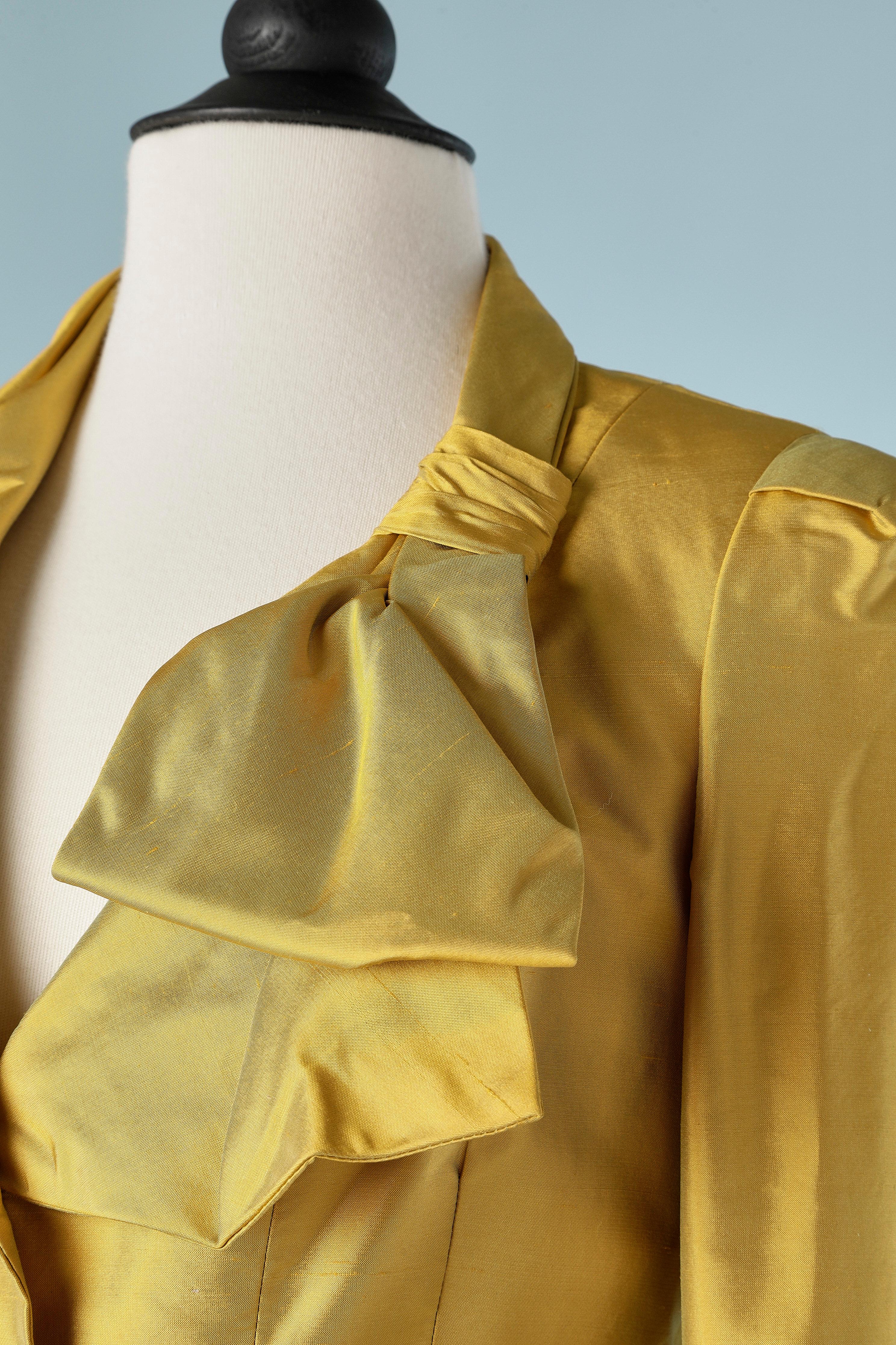 Yellow raw silk cocktail single-breasted jacket with bow on pocket and collar.
Acetate lining. Buttons are covered with the same fabric. 
SIZE 40(It) 36 (Fr) 6 (US) 
