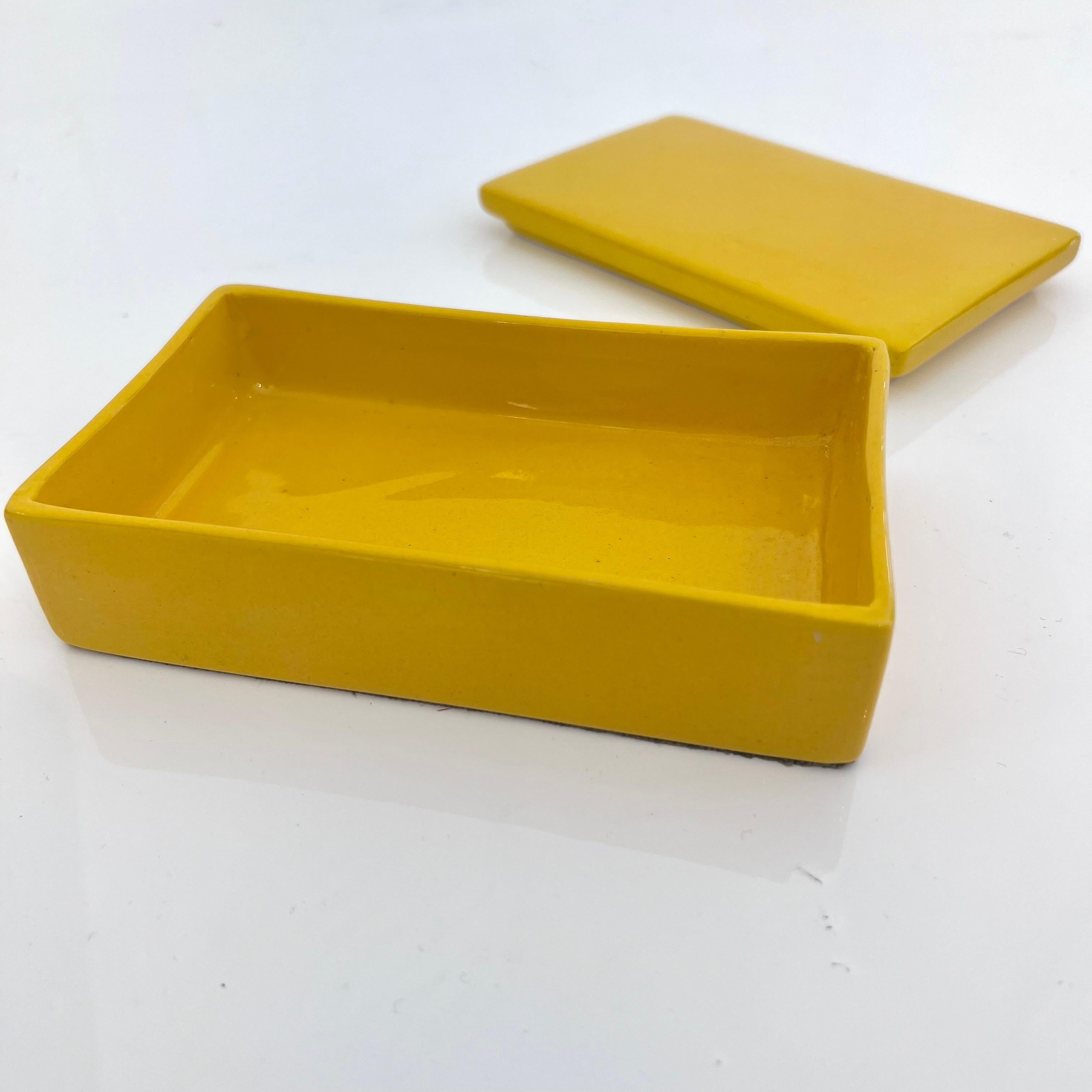 Keramikdose mit Glasur, hergestellt in Italien von Raymor, ca. 1960er Jahre. Die leuchtend gelbe Glasur bedeckt die gesamte Außenseite der Dose und auch das Innere der Dose. Toller Vintage-Zustand. Lustige Aufbewahrungsbox und Tischobjekt.
