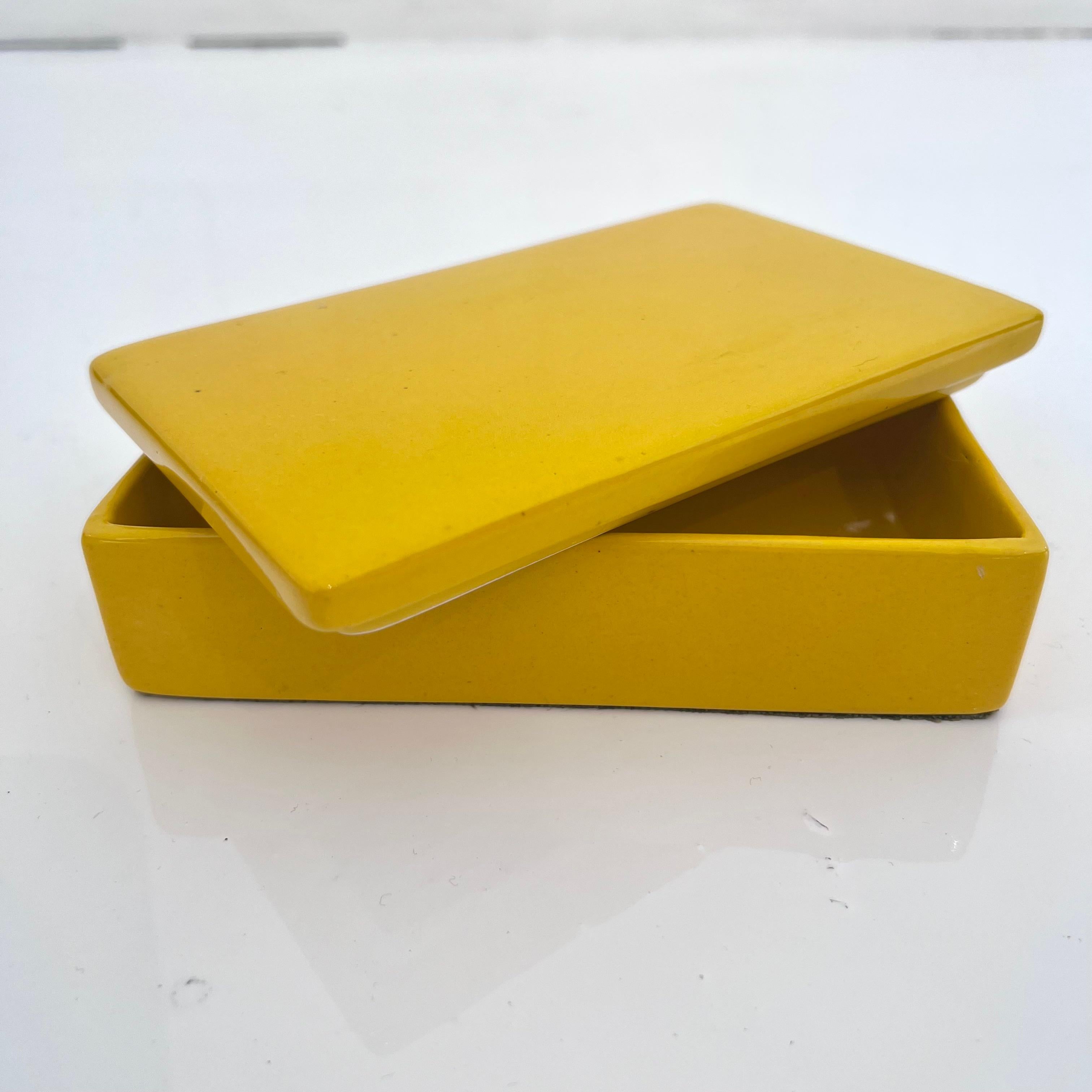 Yellow Raymor Ceramic Box, 1960s Italy In Good Condition For Sale In Los Angeles, CA