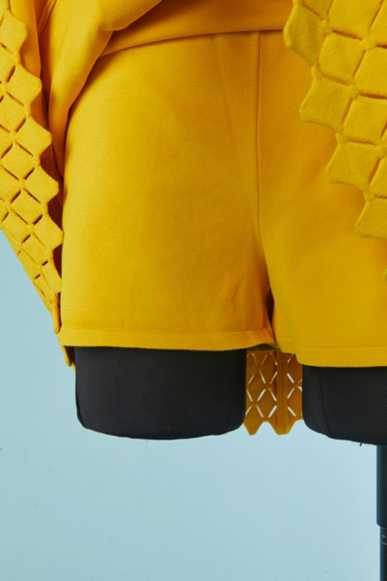 Jaune Minijupe en jersey de rayonne jaune avec shorty en dessous ALAIA New en vente